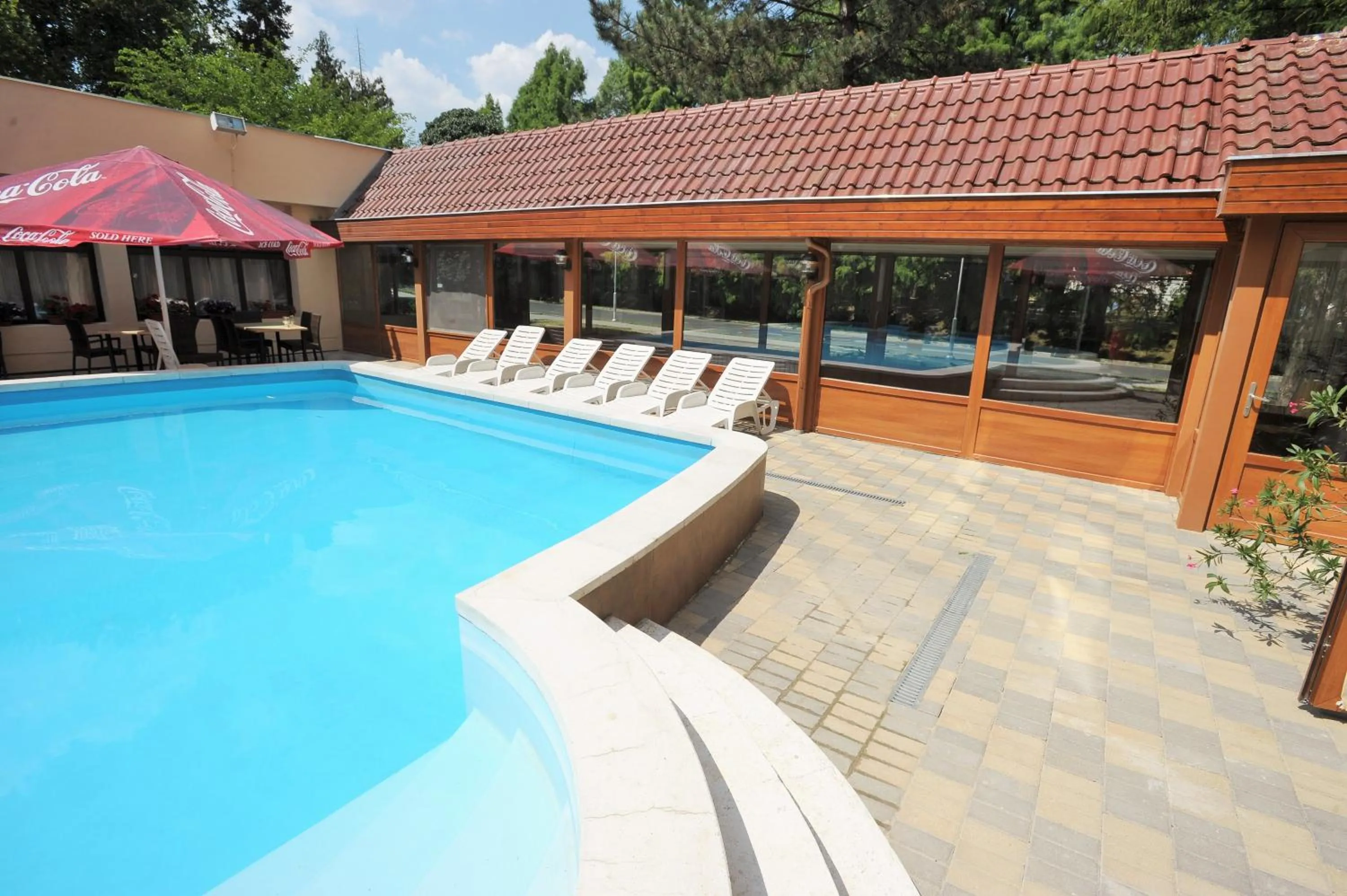 Swimming pool in Park Hotel Gyula