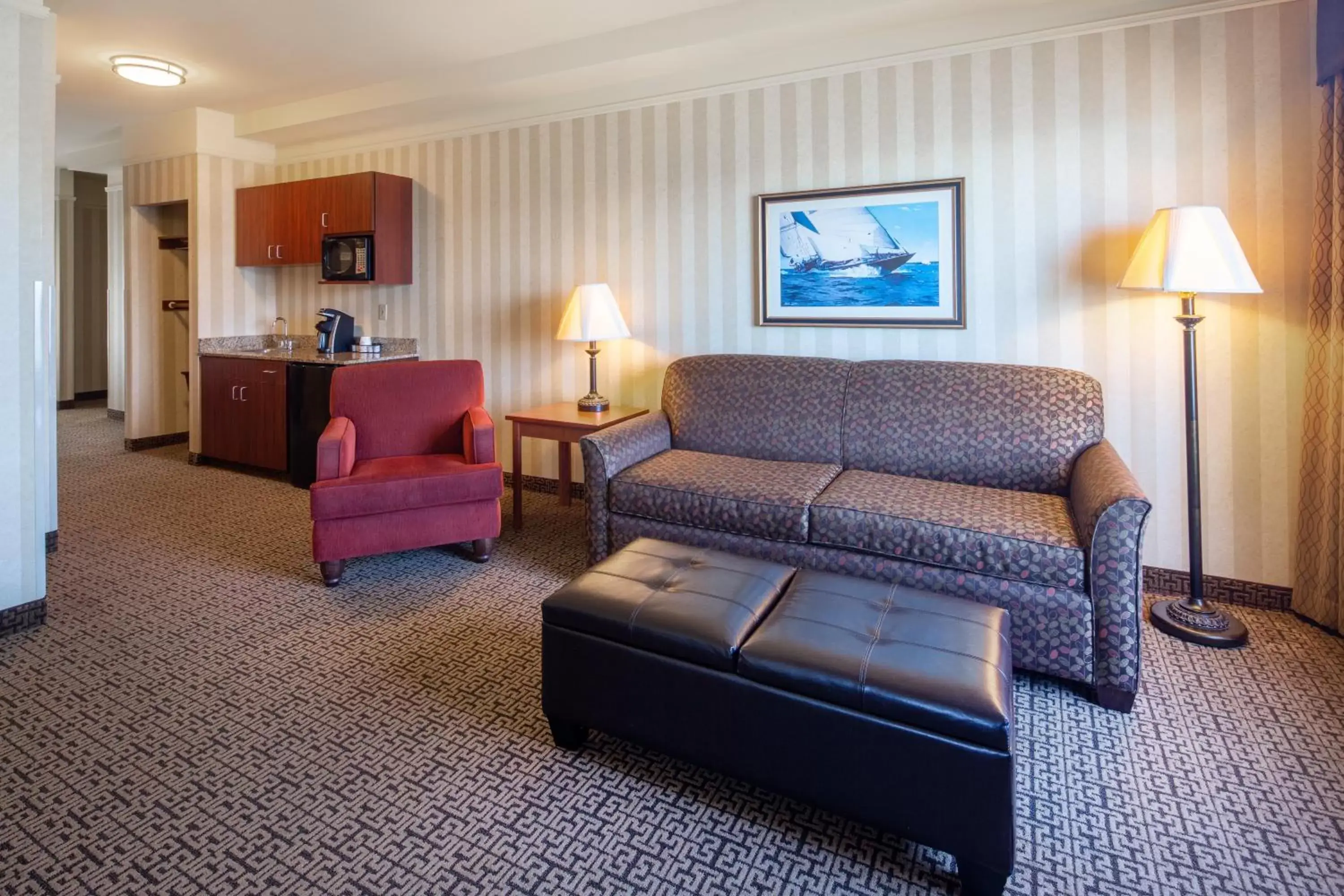 Photo of the whole room, Seating Area in Holiday Inn Express Hotel & Suites Astoria, an IHG Hotel