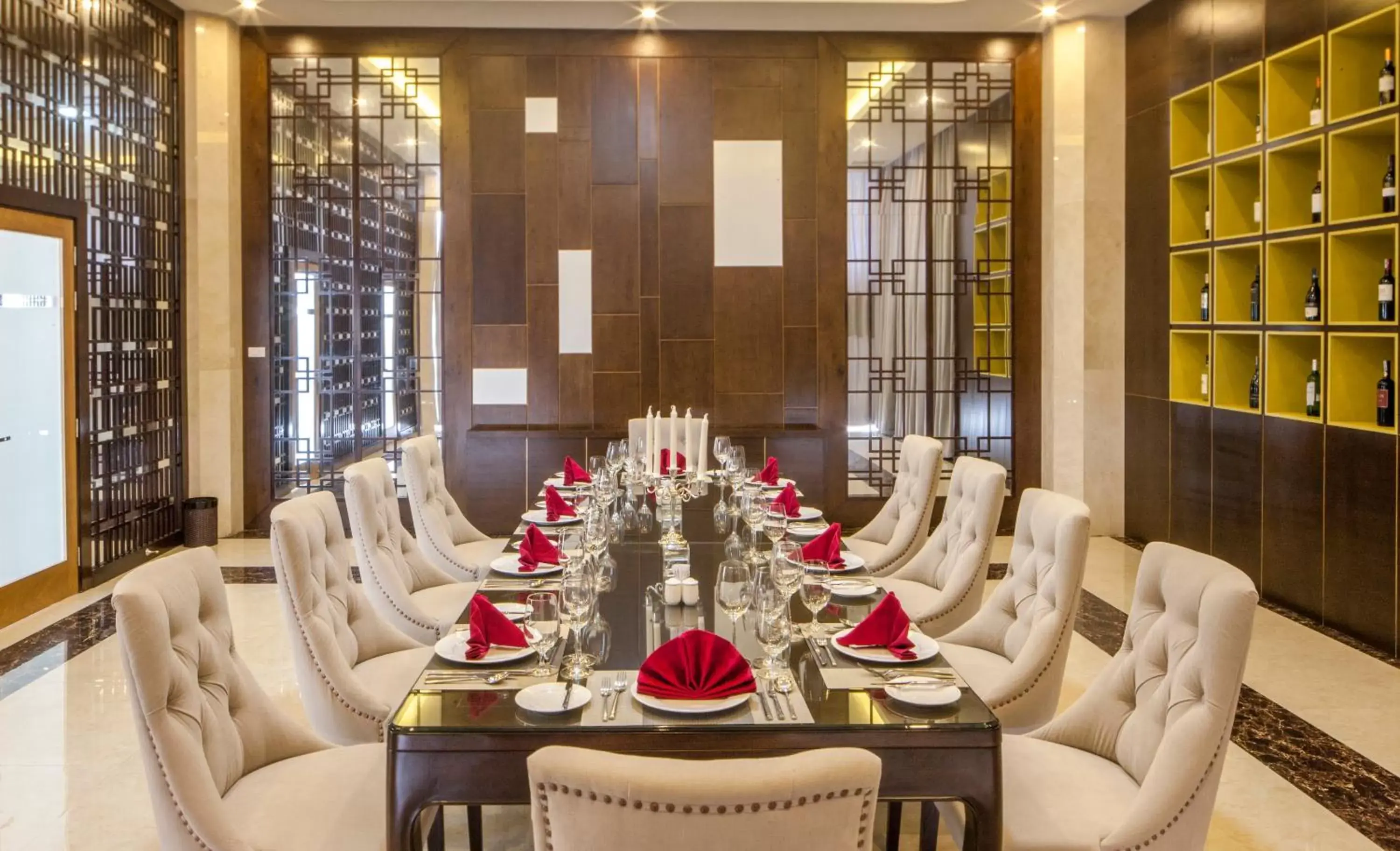Dining area, Restaurant/Places to Eat in Muong Thanh Luxury Nhat Le Hotel