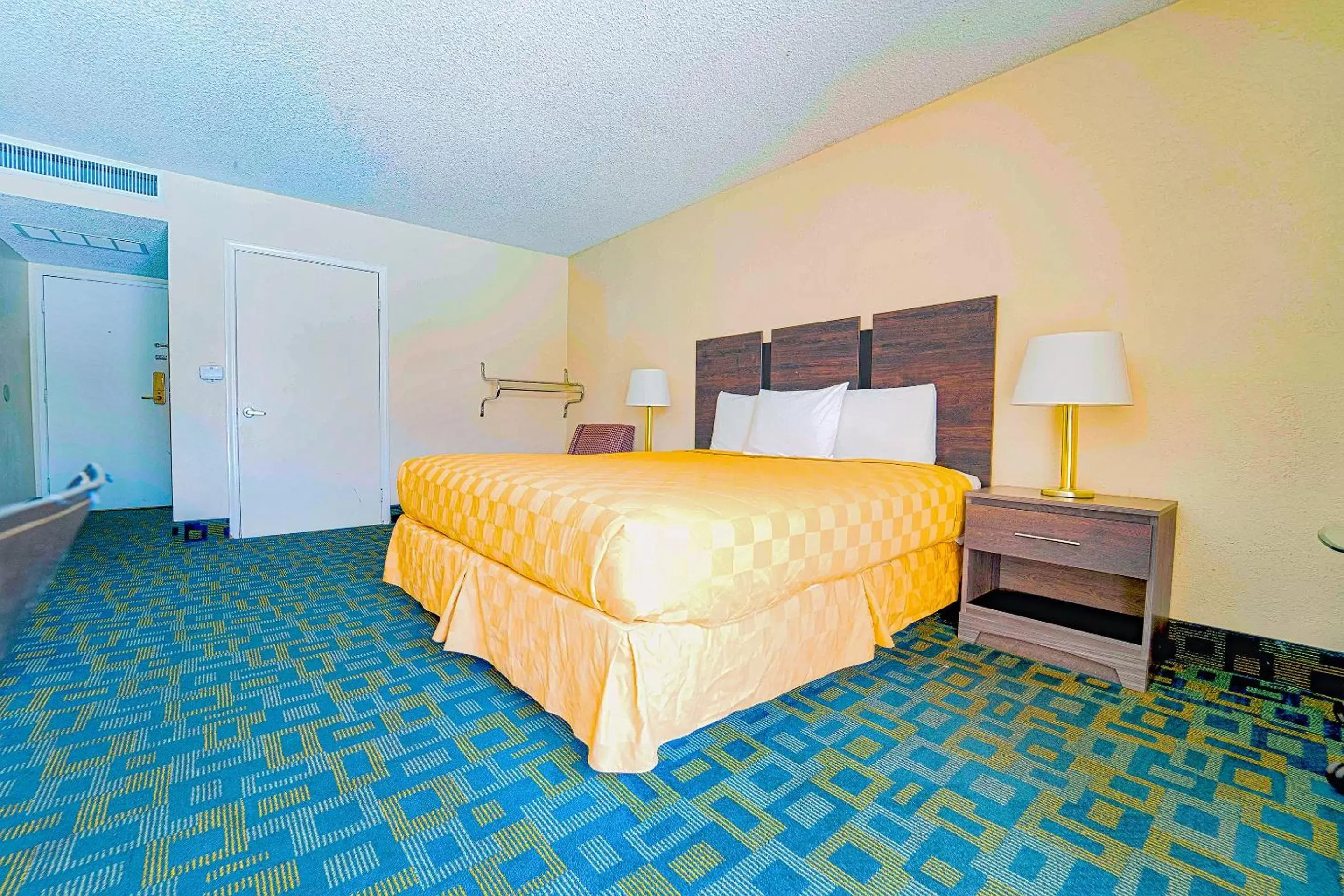 Bedroom, Bed in Royal Plaza Inn Bedroom, Bed in Royal Plaza Inn