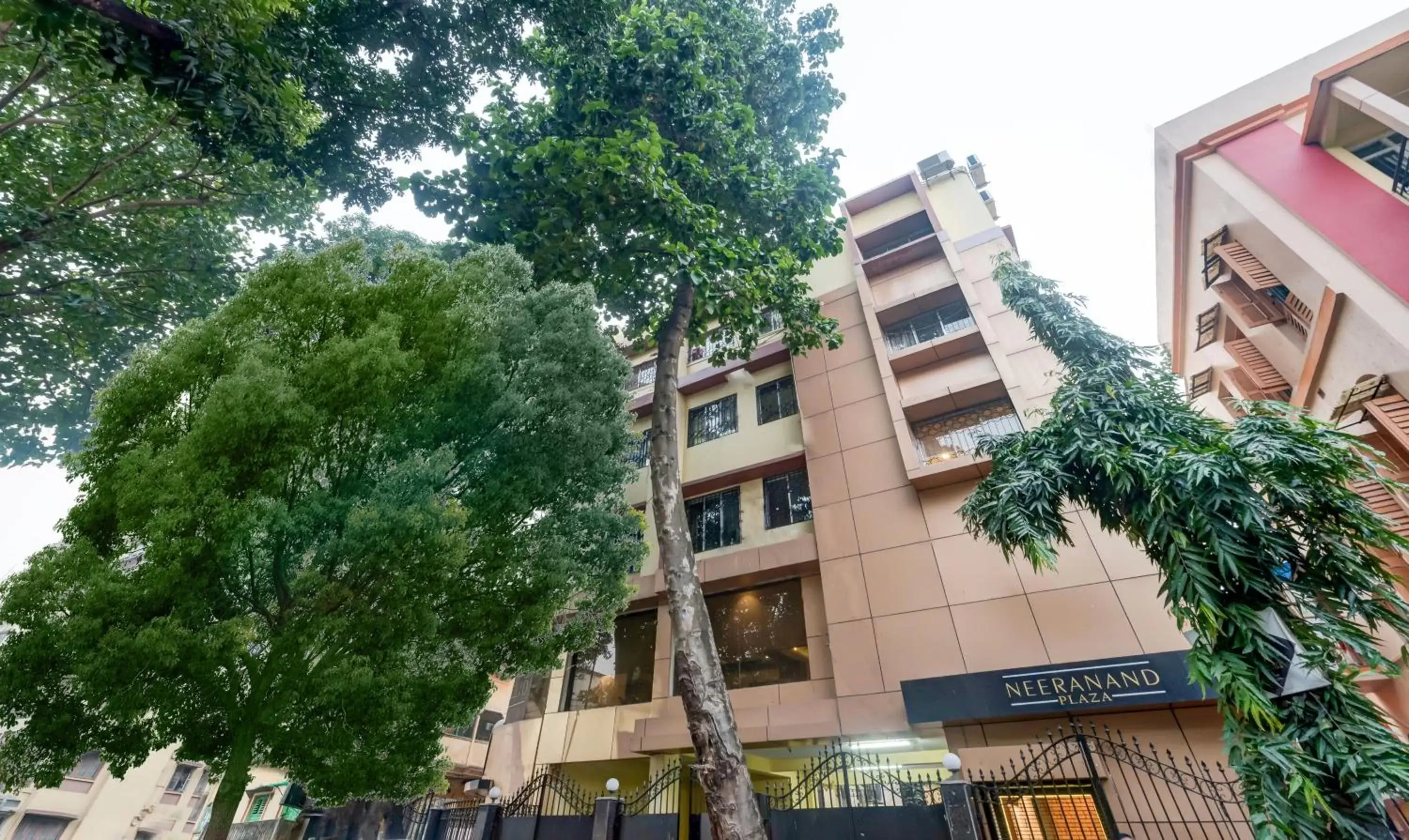 Property building in Itsy Hotels Neeranand Plaza, Bhawanipur Property building in Itsy Hotels Neeranand Plaza, Bhawanipur