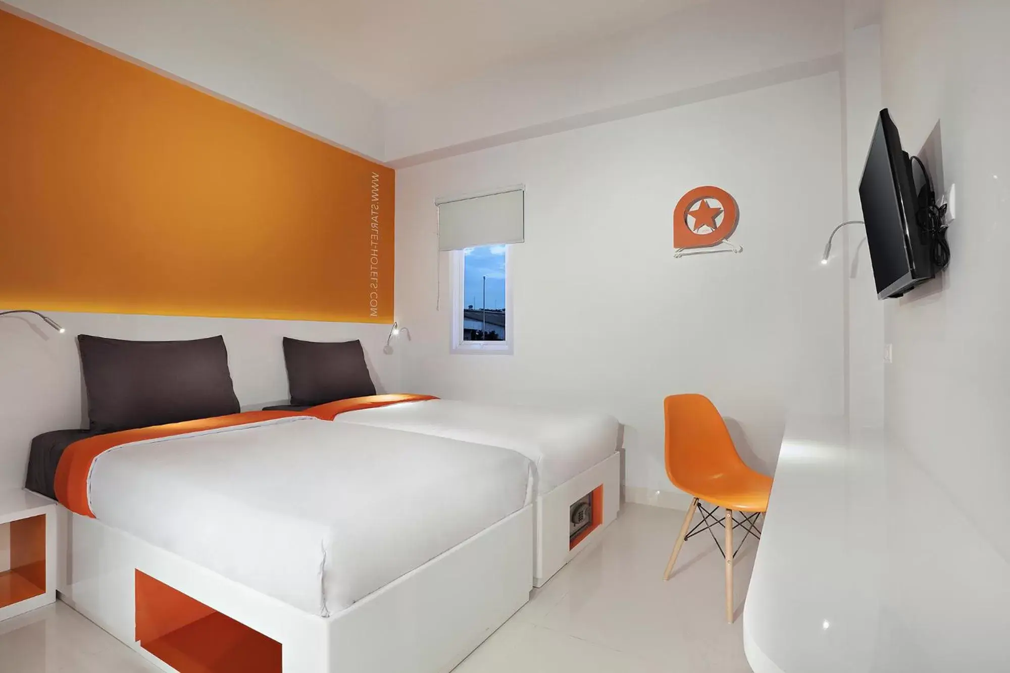 TV and multimedia, Bed in Starlet Hotel Serpong