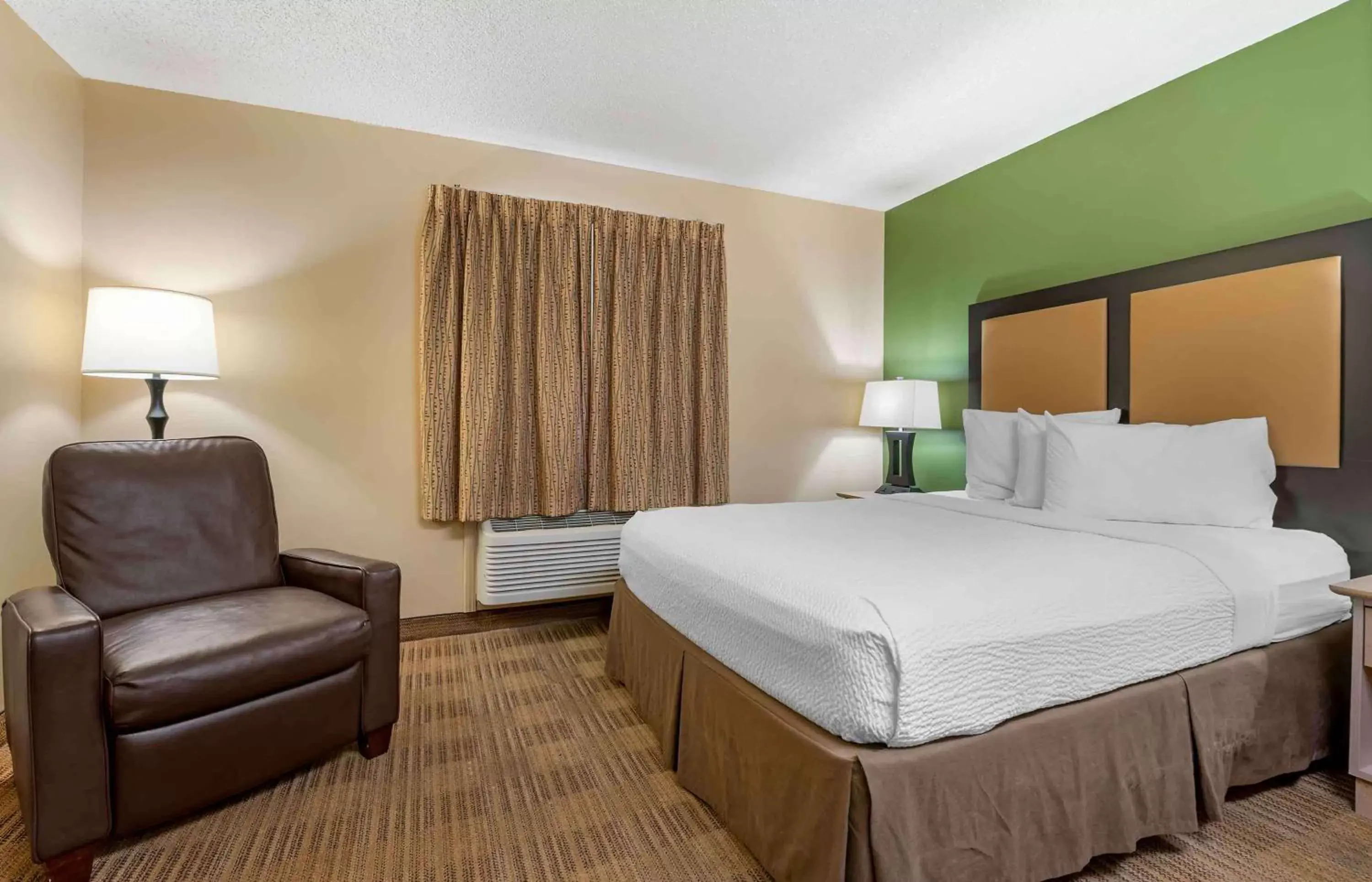 Bedroom, Bed in Extended Stay America Select Suites - Detroit - Ann Arbor - University South