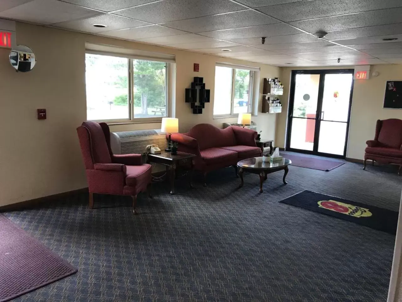 Lobby or reception, Seating Area in Super 8 by Wyndham Queensbury Glens Falls