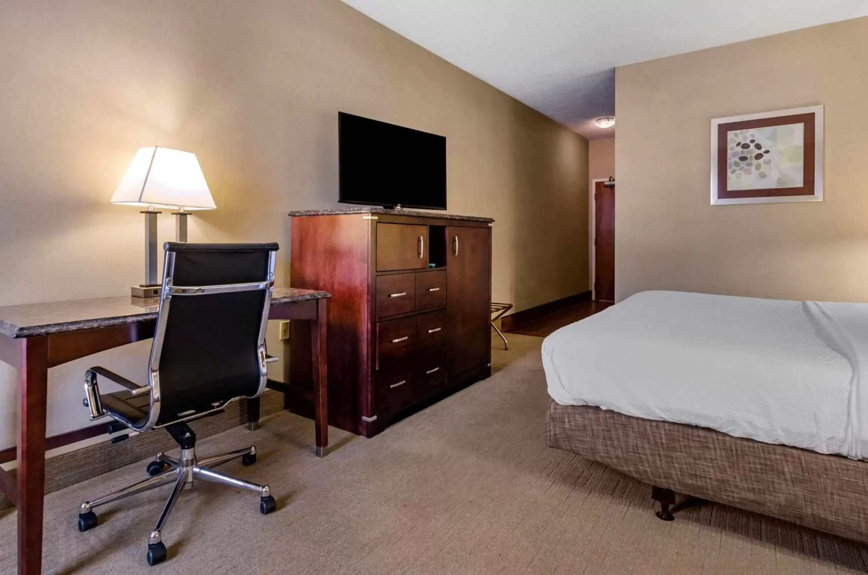 Bedroom, TV/Entertainment Center in Best Western Plus Inn at Hunt Ridge