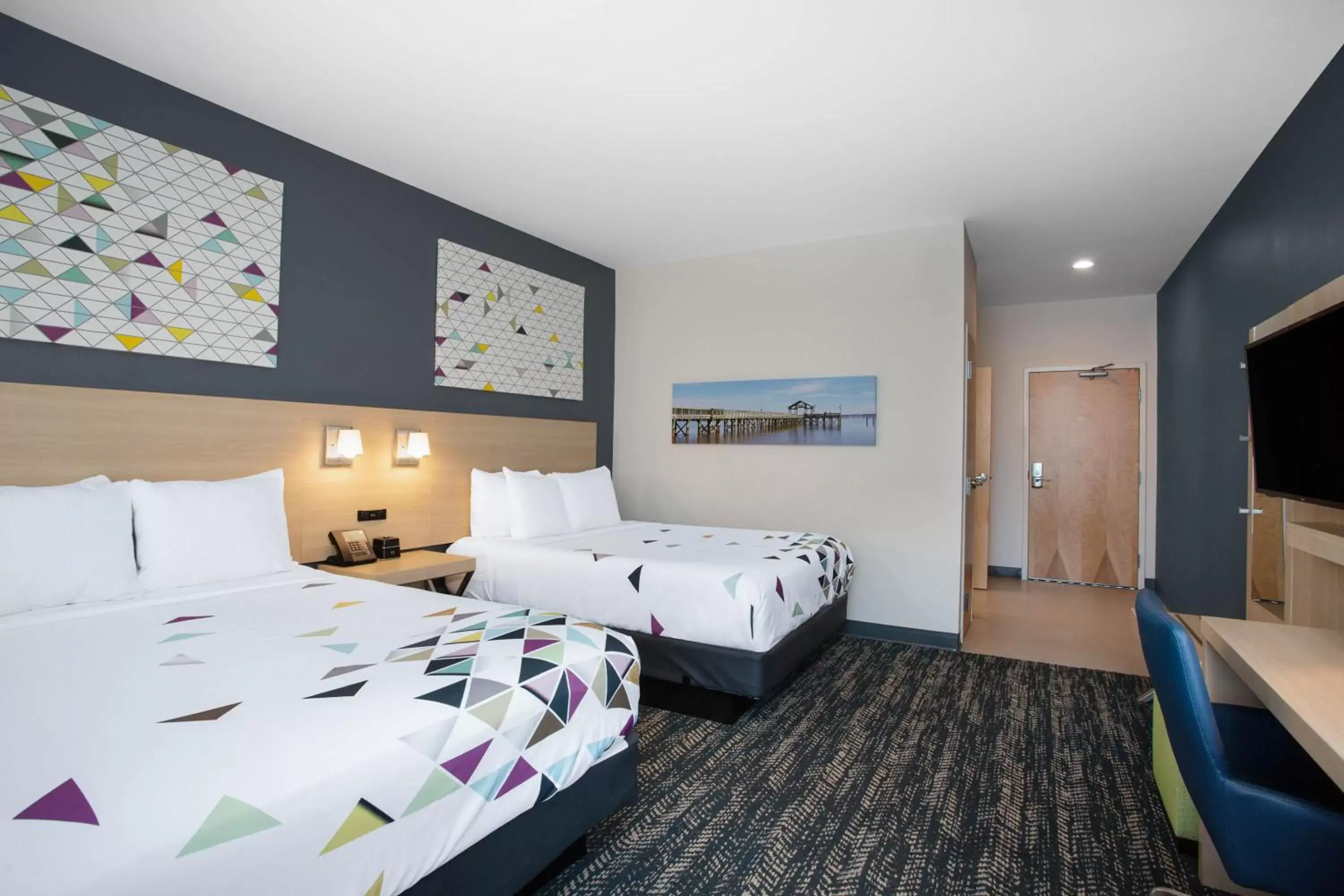 Bed in La Quinta Inn & Suites by Wyndham Manassas, VA- Dulles Airport