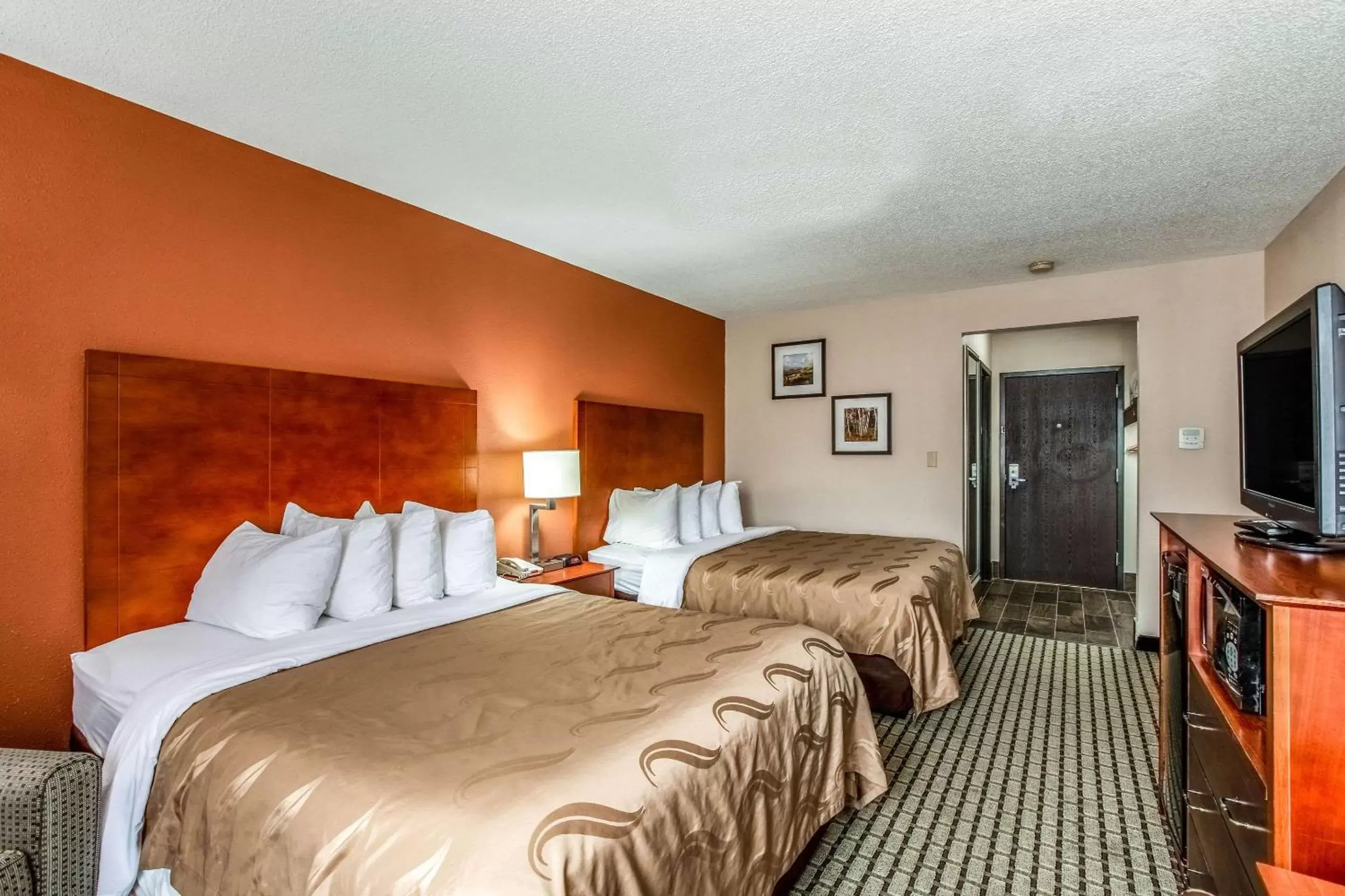 Photo of the whole room, Bed in Quality Inn & Suites