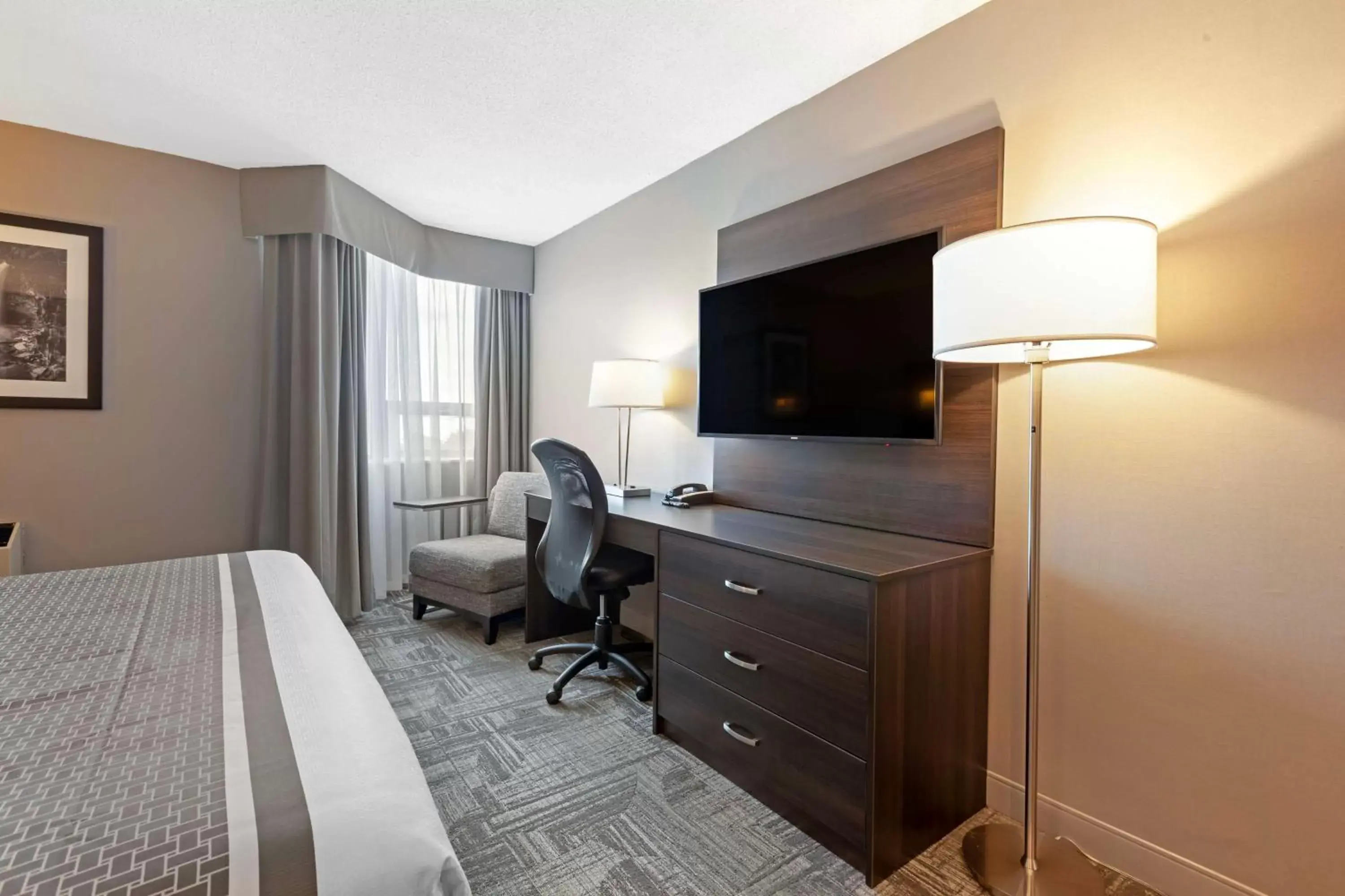 Bedroom, TV/Entertainment Center in Best Western Milton