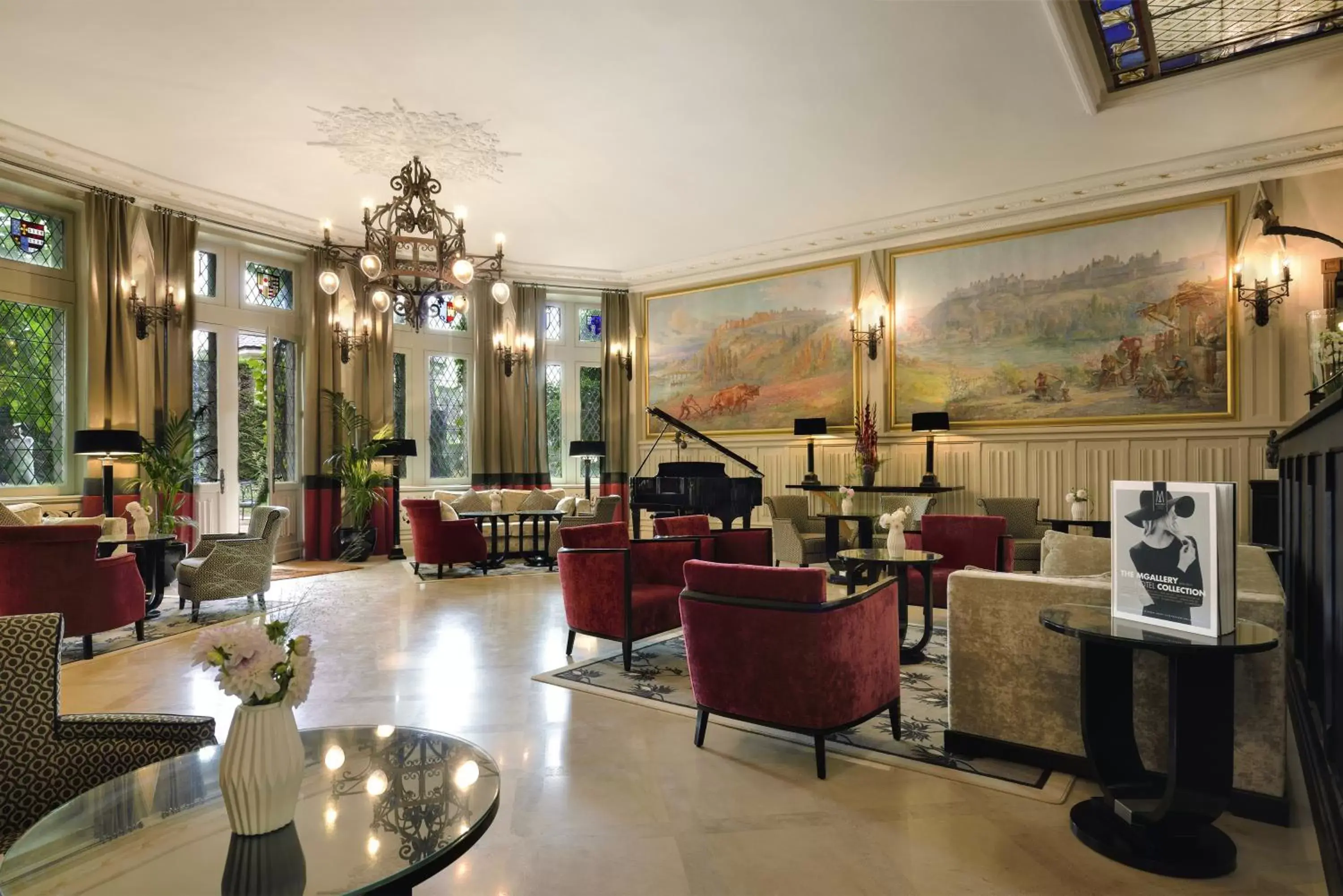 Communal lounge/ TV room in Hotel de la Cité & Spa MGallery