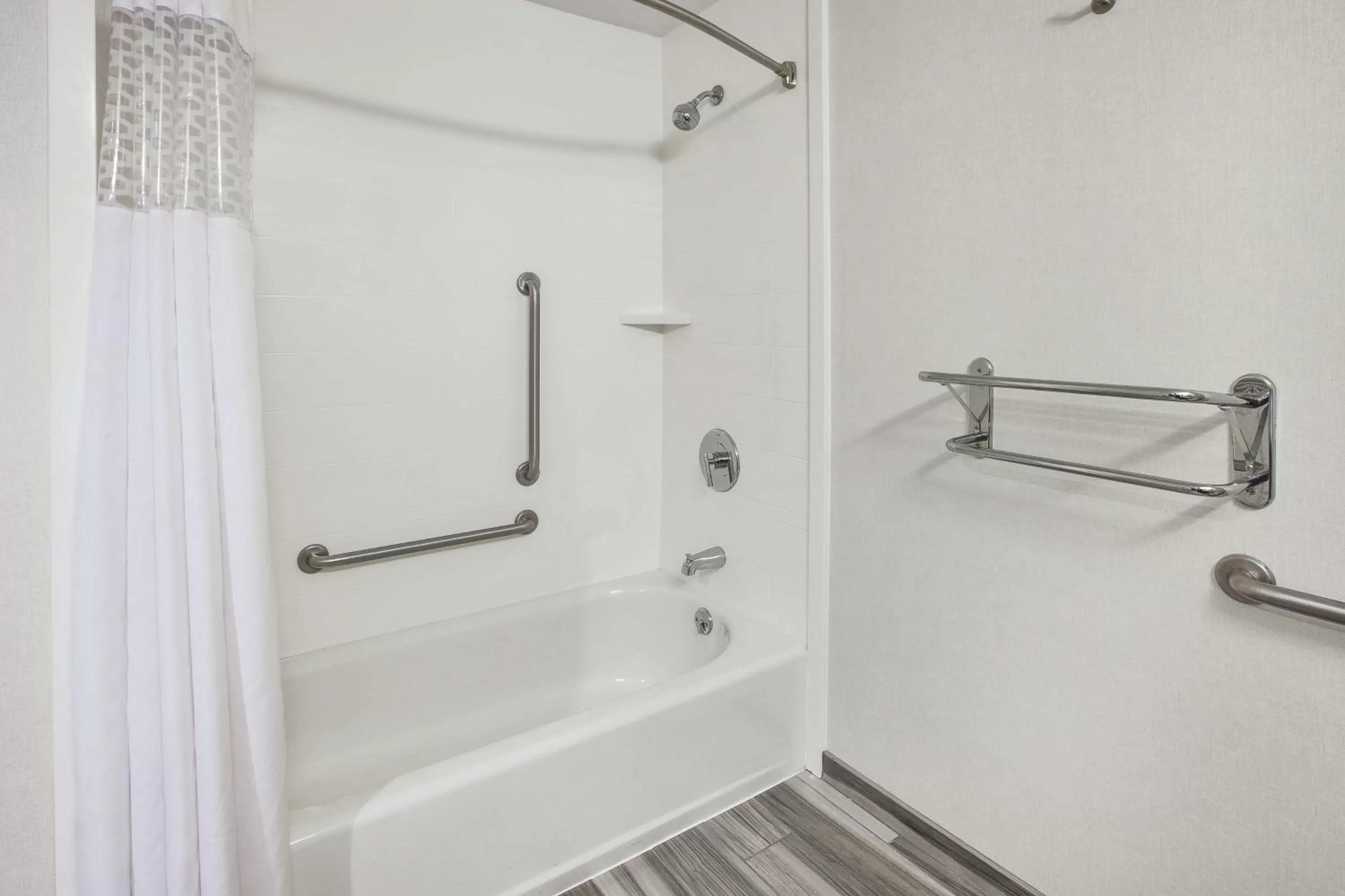 Bathroom in Hampton Inn Pittsburgh University Medical Center