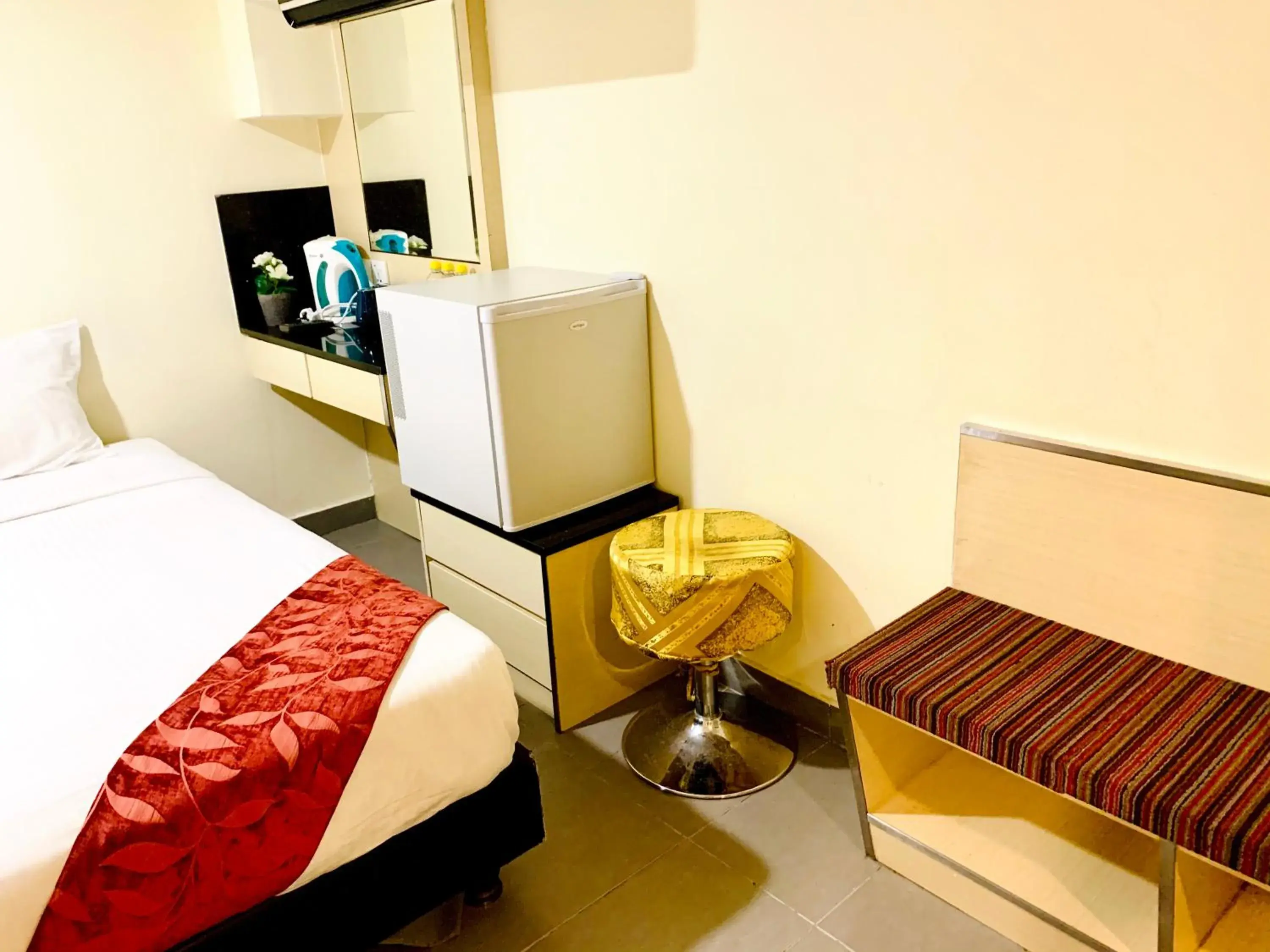 Photo of the whole room, Bed in Sandpiper Hotel Singapore Photo of the whole room, Bed in Sandpiper Hotel Singapore