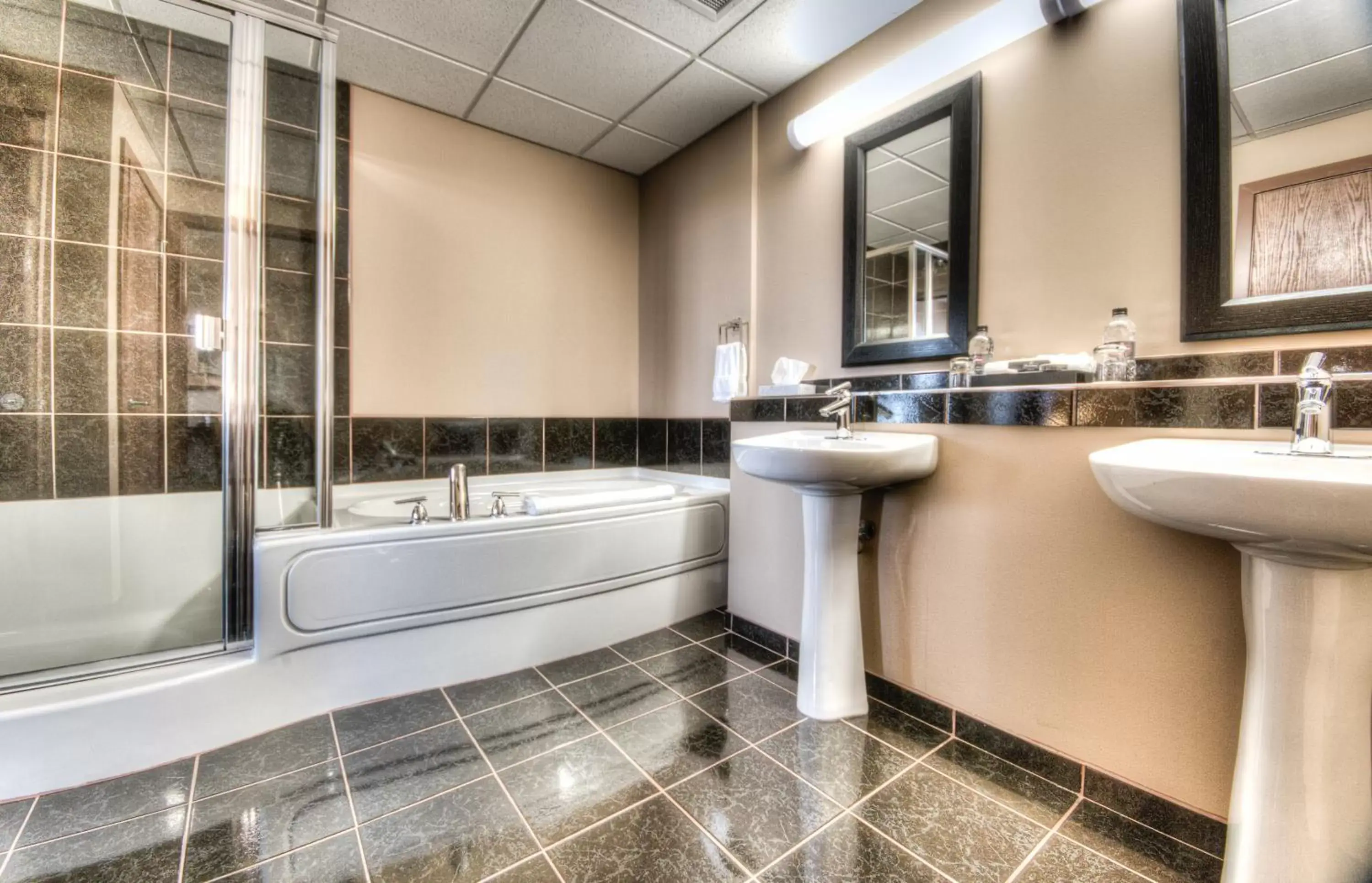 Bathroom in Podollan Inn & Spa - Grande Prairie