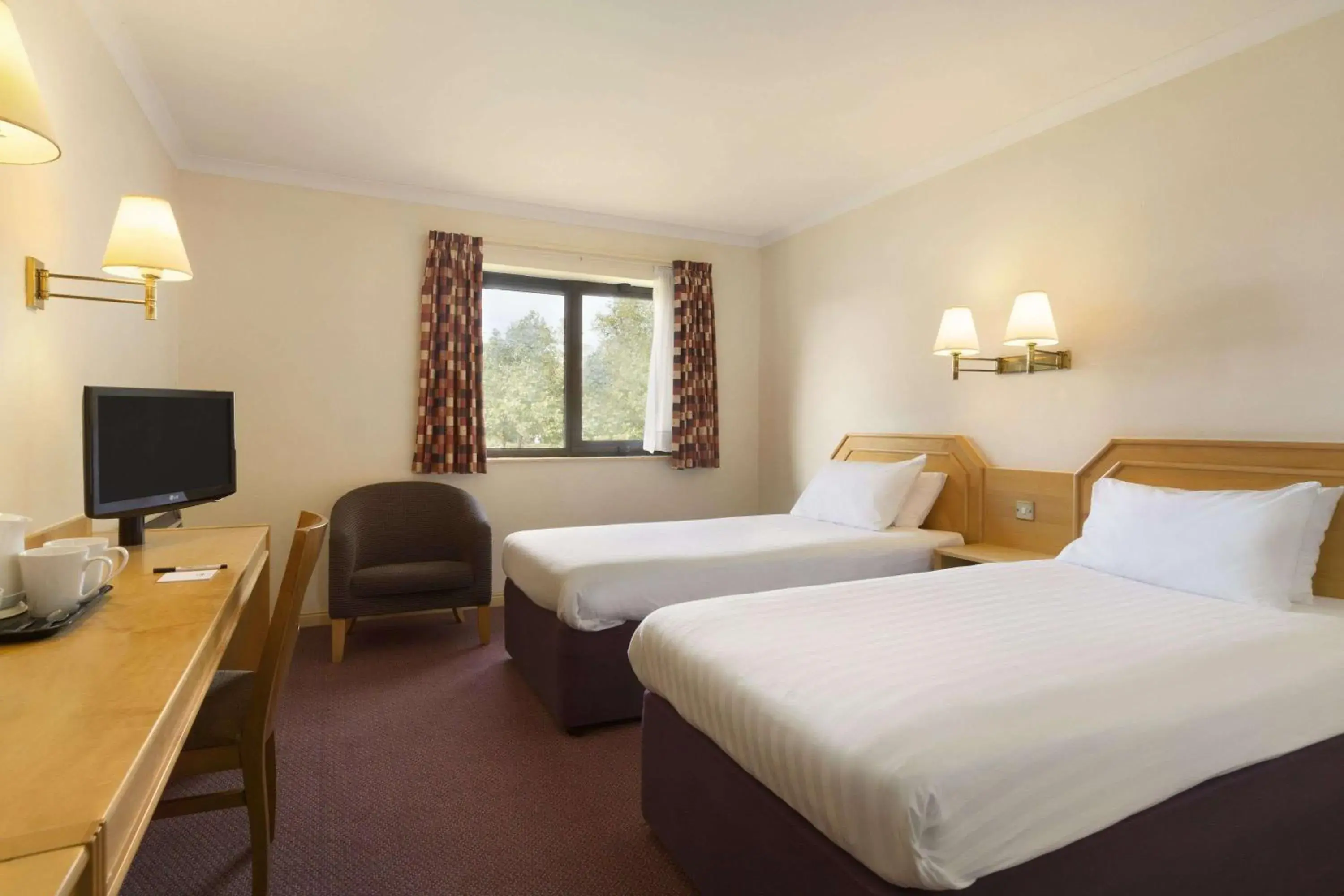 Photo of the whole room, Bed in Days Inn Taunton