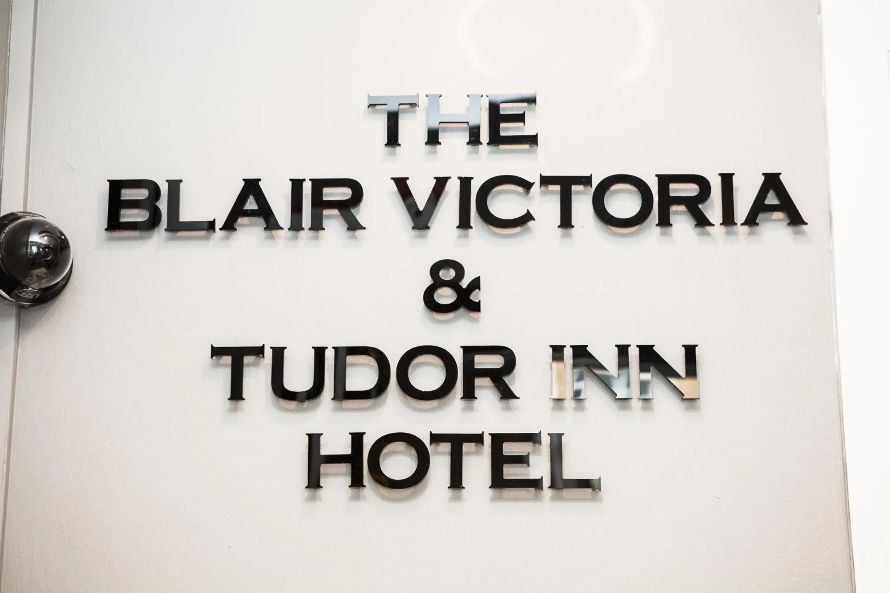 Logo/Certificate/Sign in The Tudor Inn Hotel