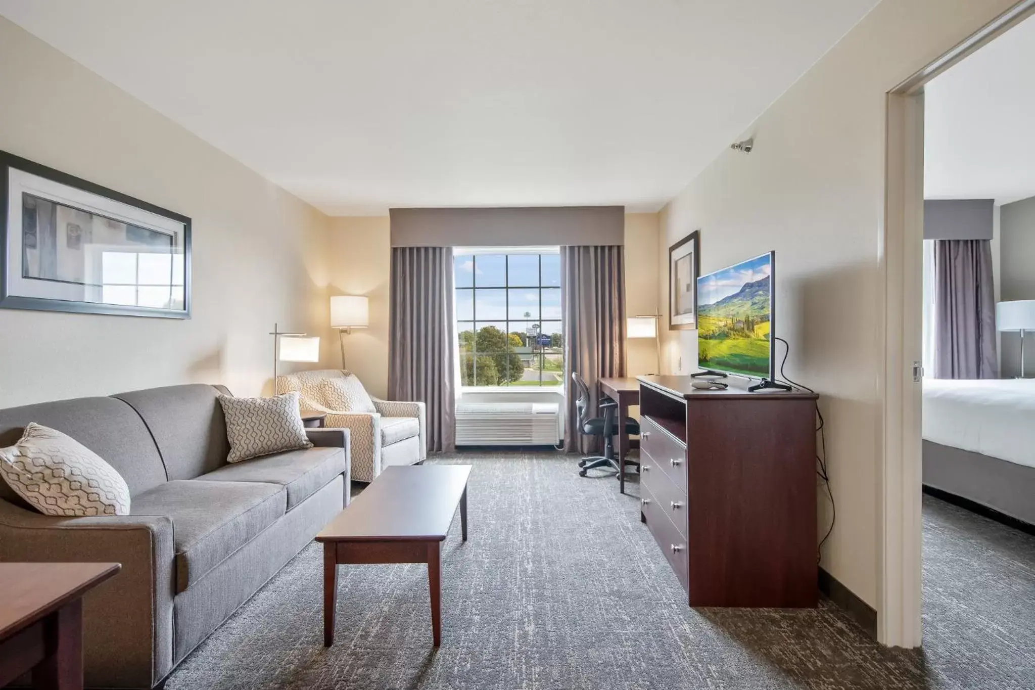 Bed, Seating Area in Cobblestone Hotel & Suites - Lamar