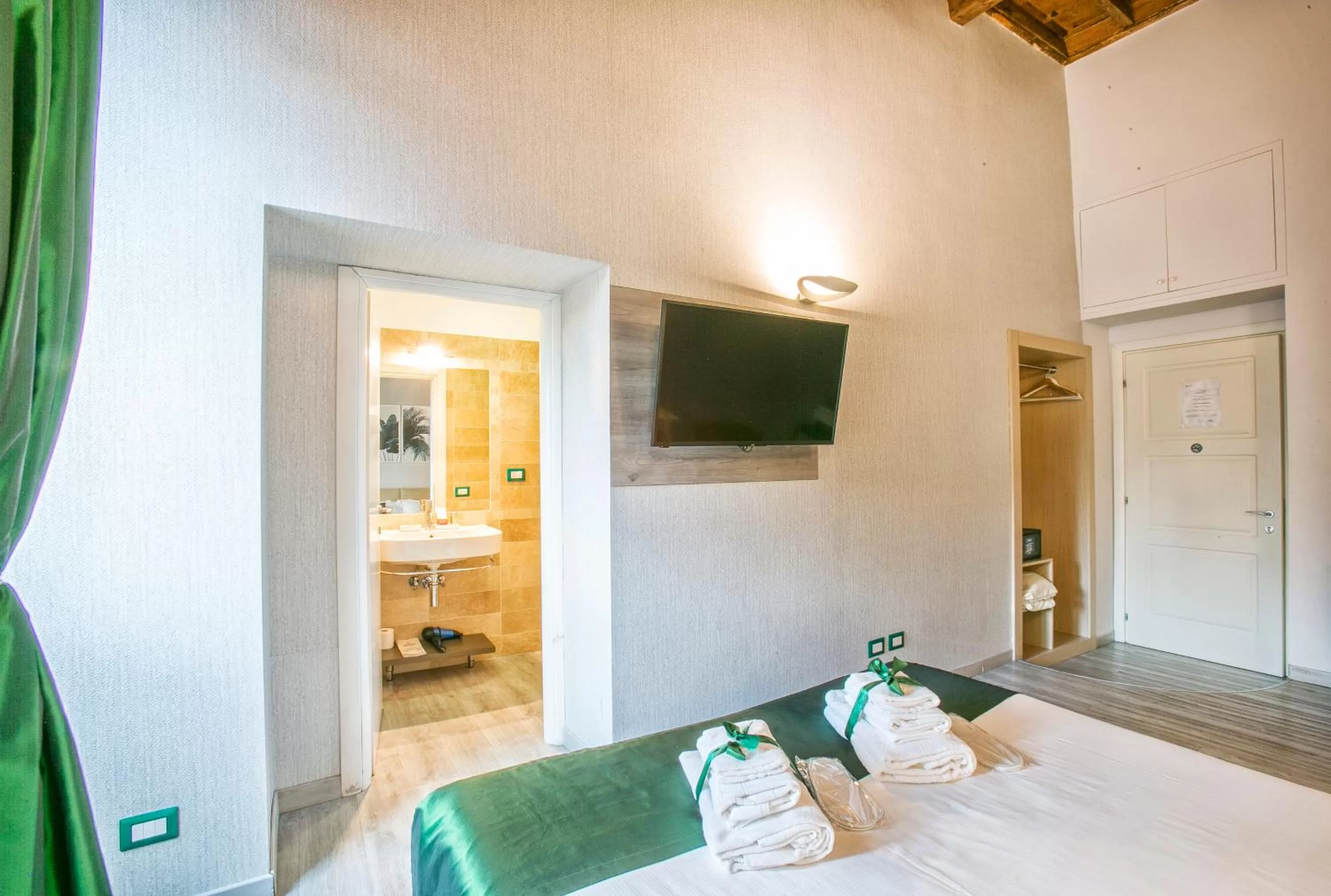 Photo of the whole room, Bed in History Suite