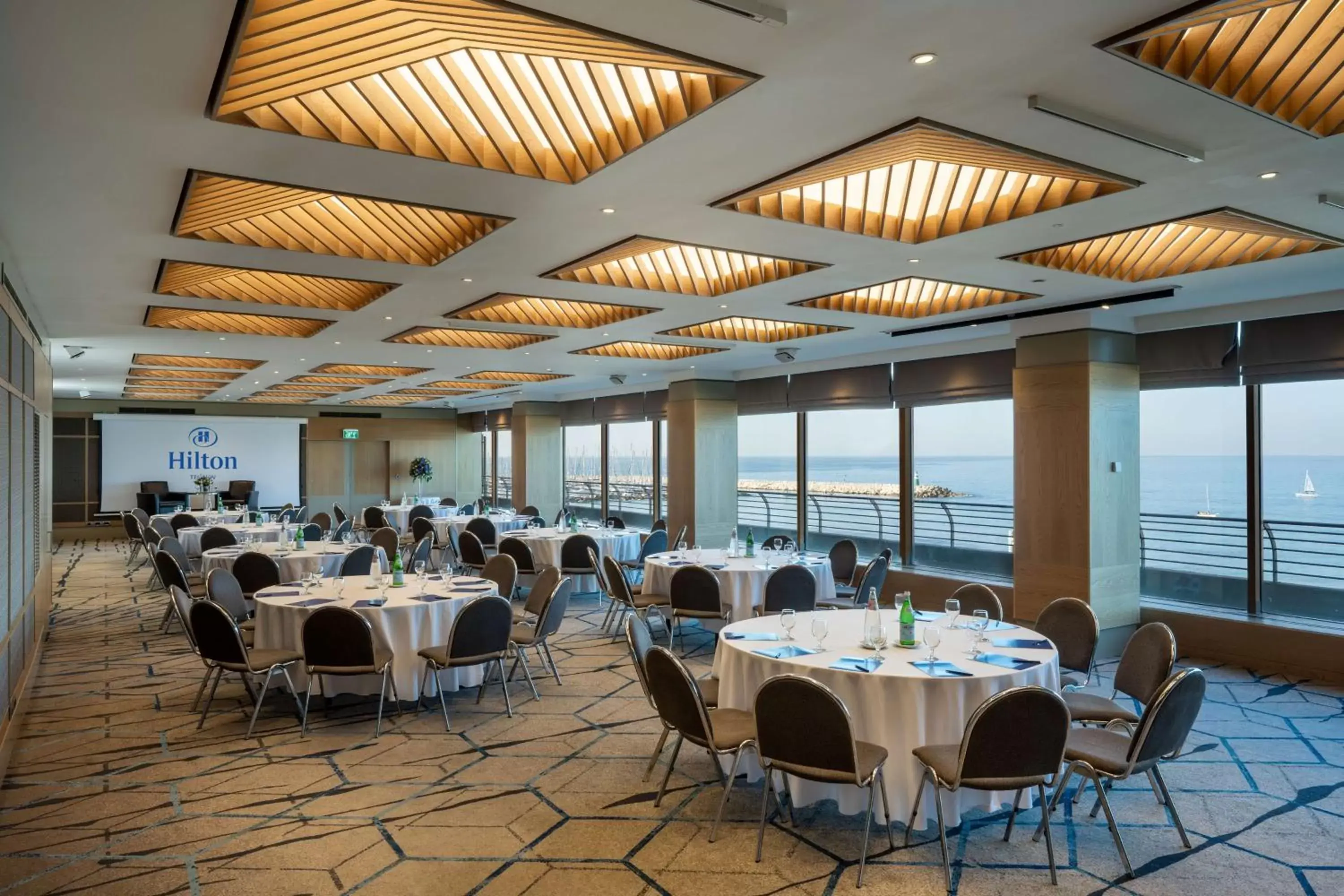 Meeting/conference room, Restaurant/Places to Eat in The Vista At Hilton Tel Aviv