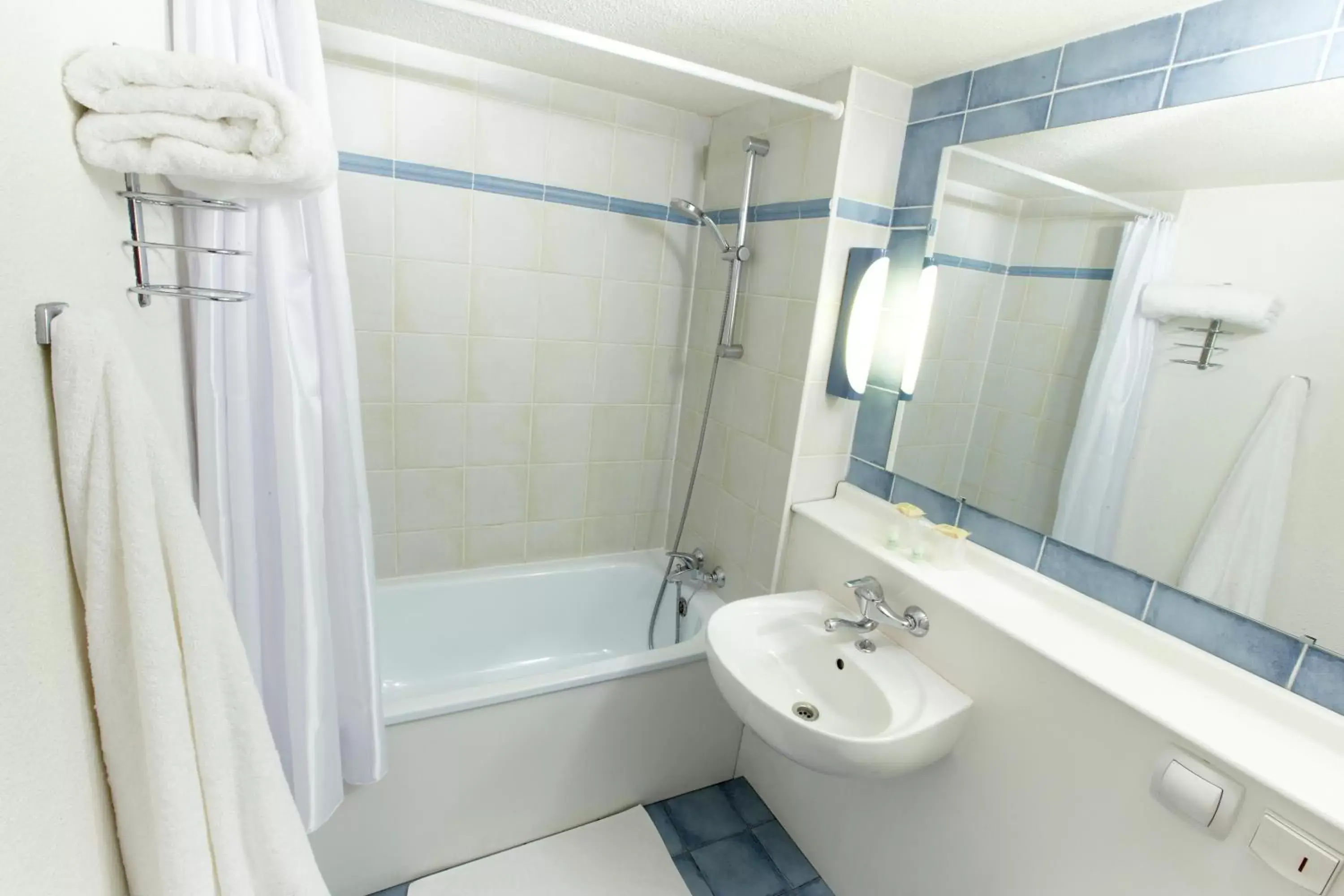 Bathroom in Campanile Epernay - Dizy 51530