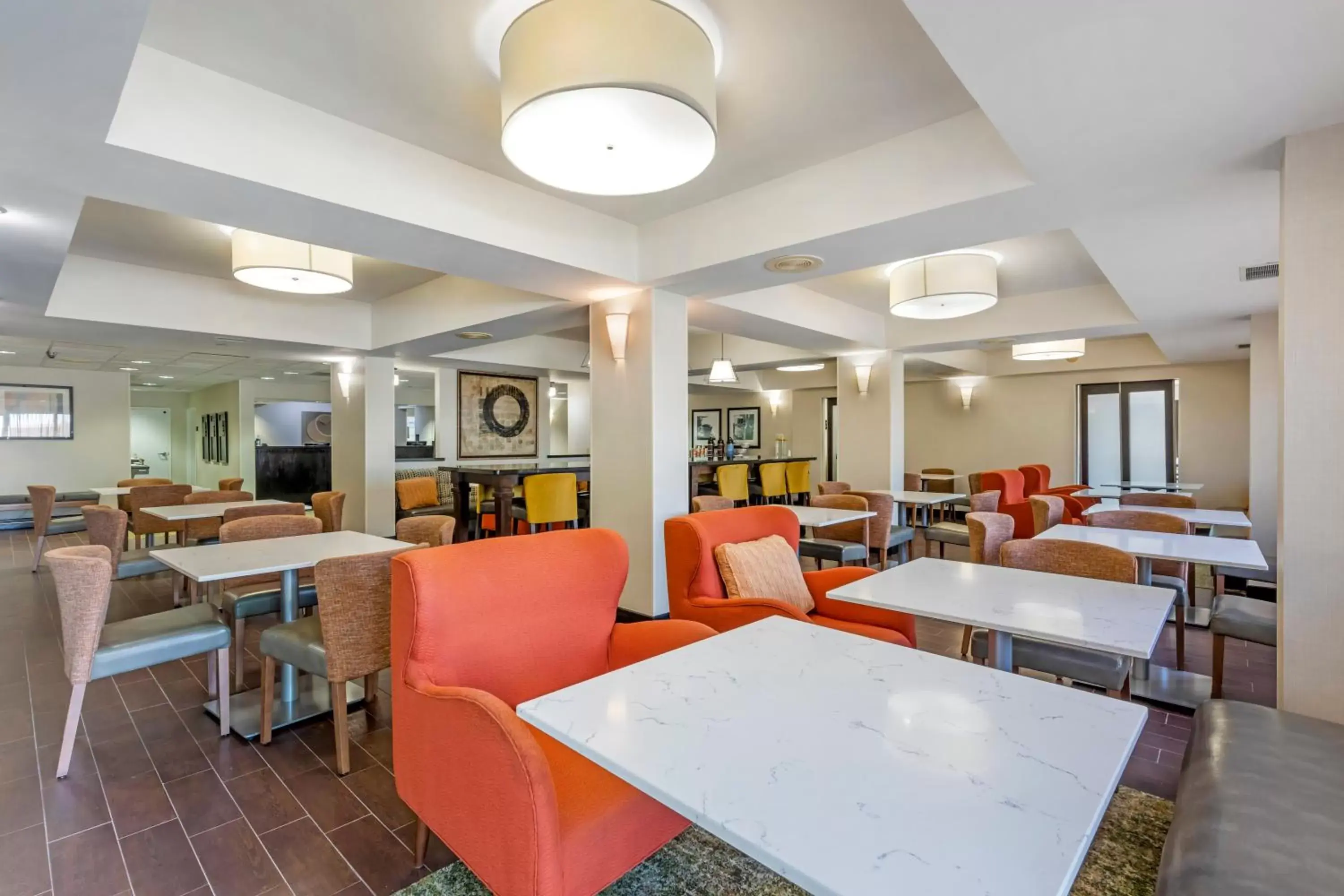 Seating area, Restaurant/Places to Eat in Comfort Inn Plano-Dallas