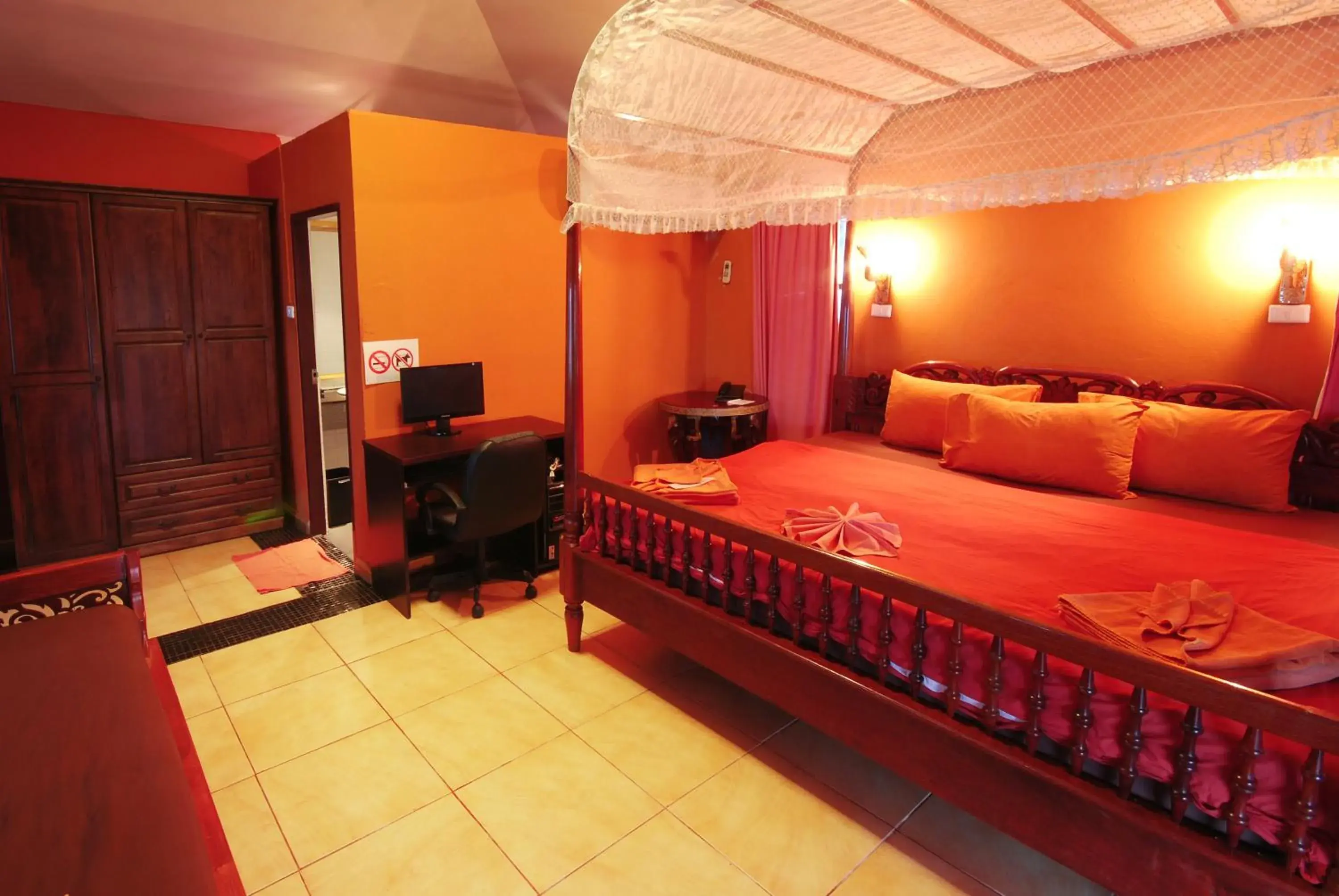 Photo of the whole room, Bed in Chaweng Resort
