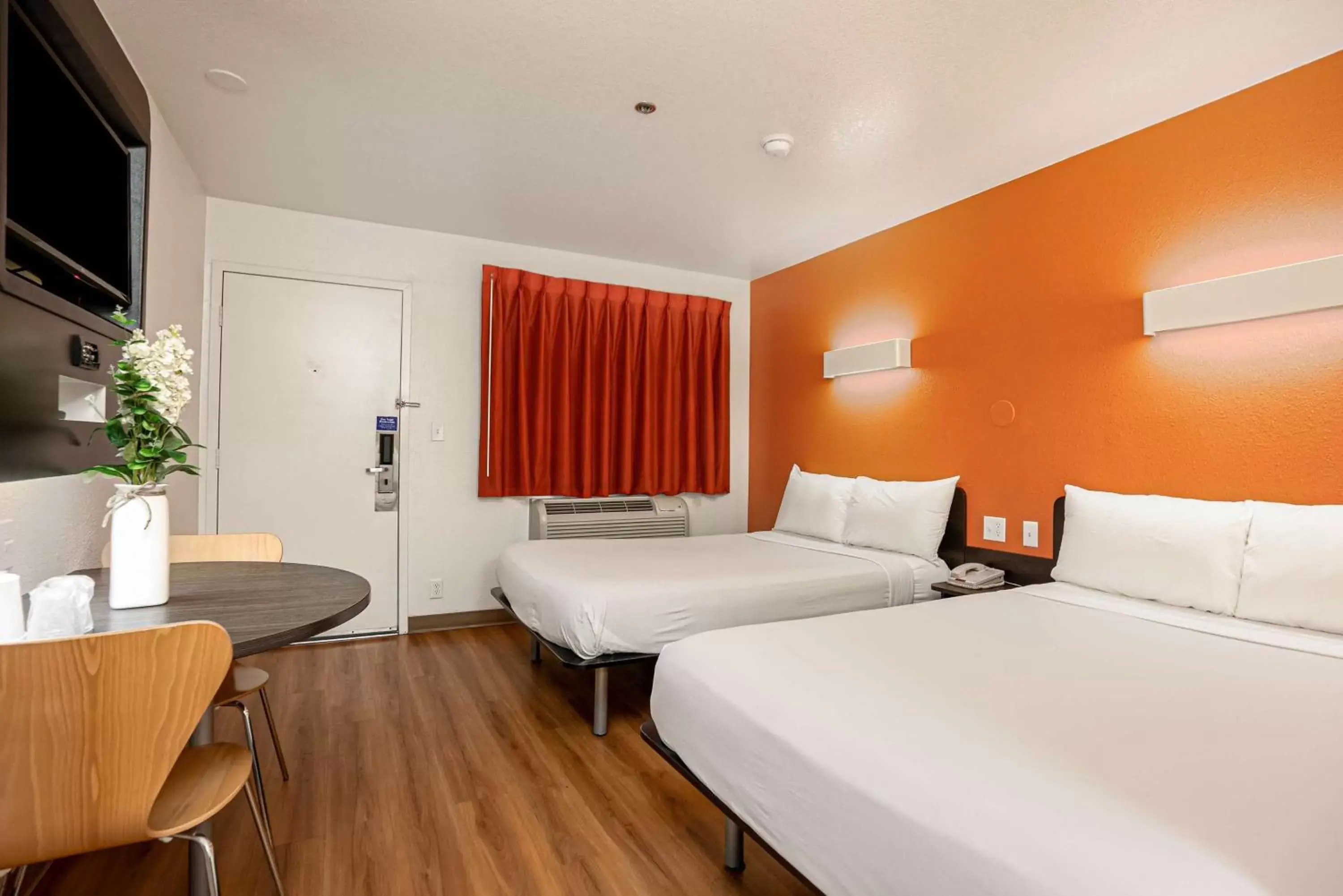 Bedroom, Bed in Motel 6-Temecula, CA - Historic Old Town
