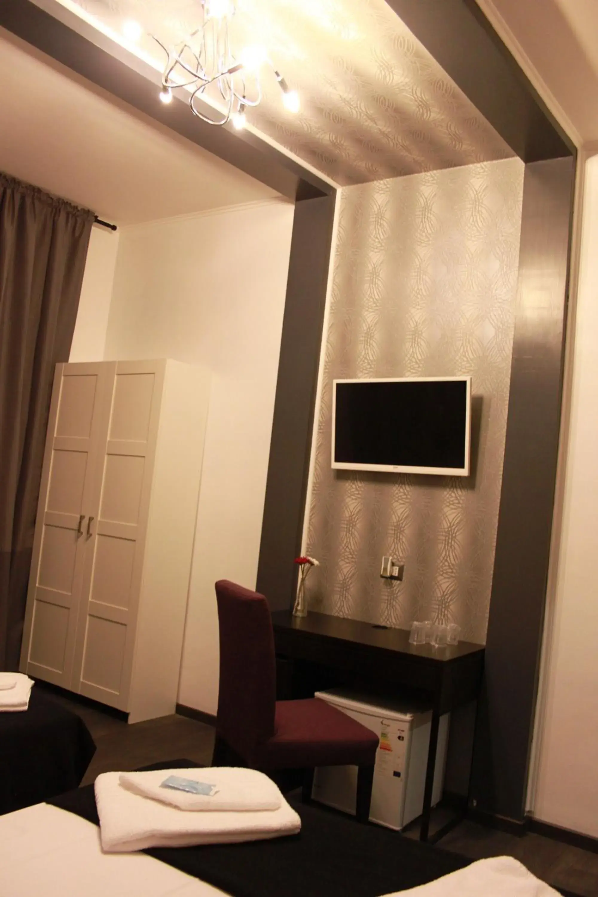 View (from property/room), TV/Entertainment Center in The Place In Rome Guest House