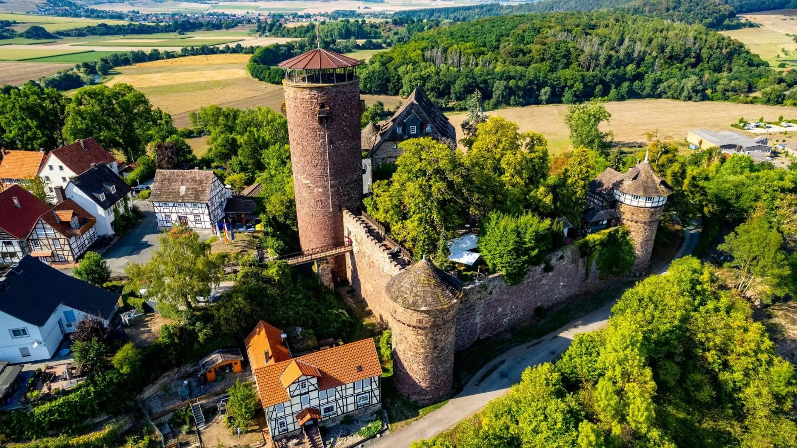 Property building, Bird's-eye View in Hotel Burg Trendelburg