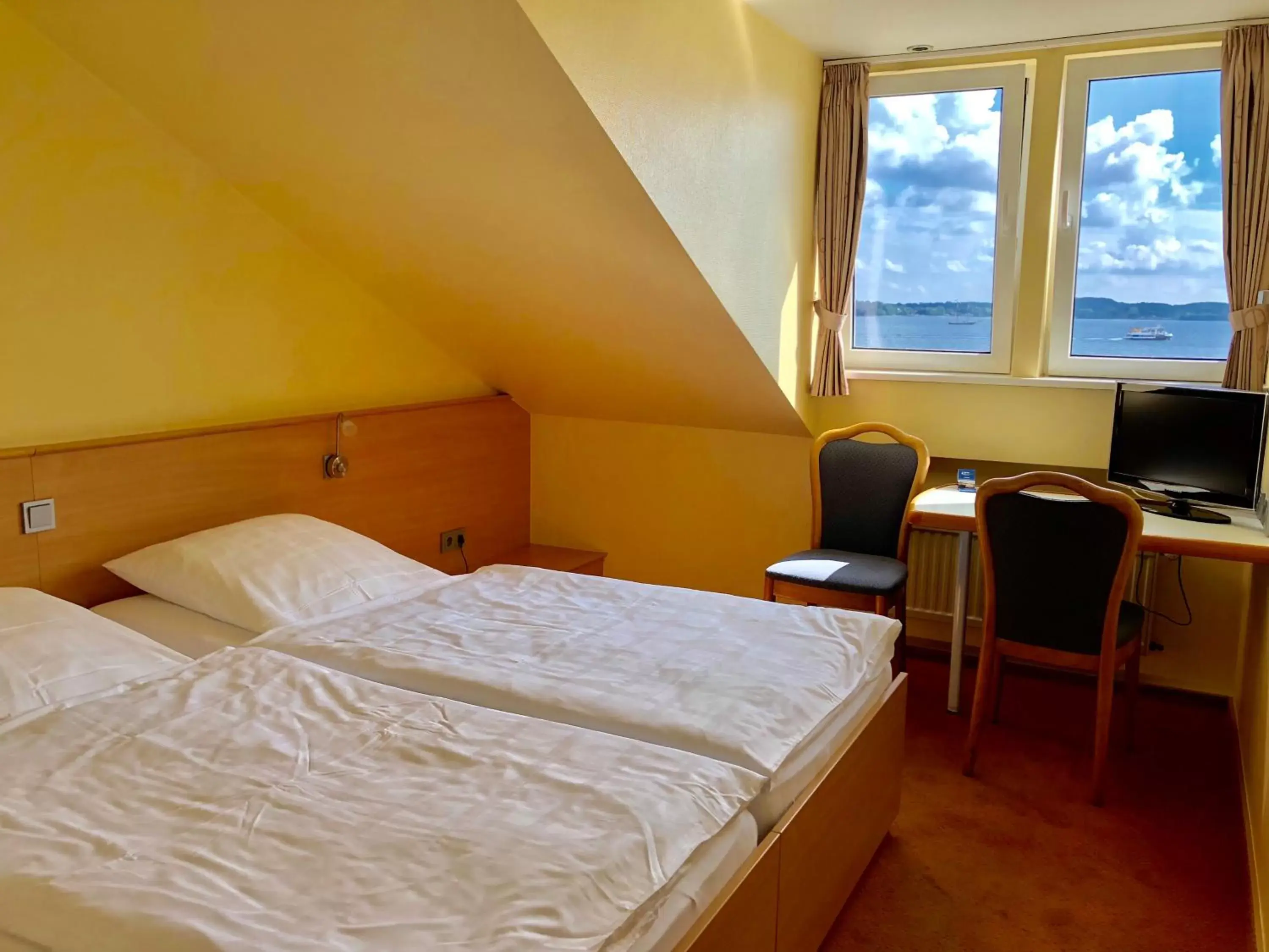 Photo of the whole room, Bed in Hotel Kieler Förde