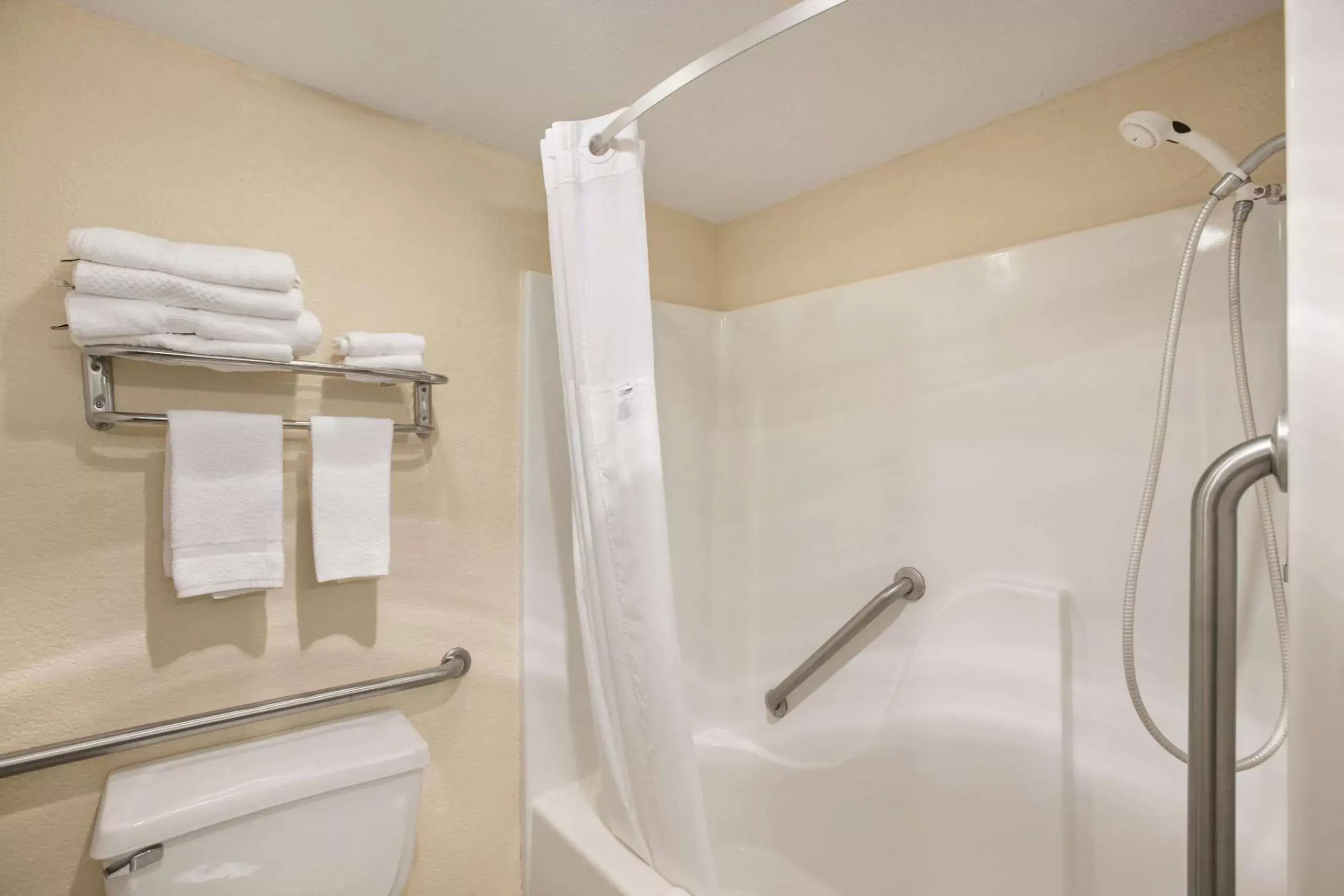 Bathroom in Rodeway Inn & Suites Mackinaw City Bridgeview