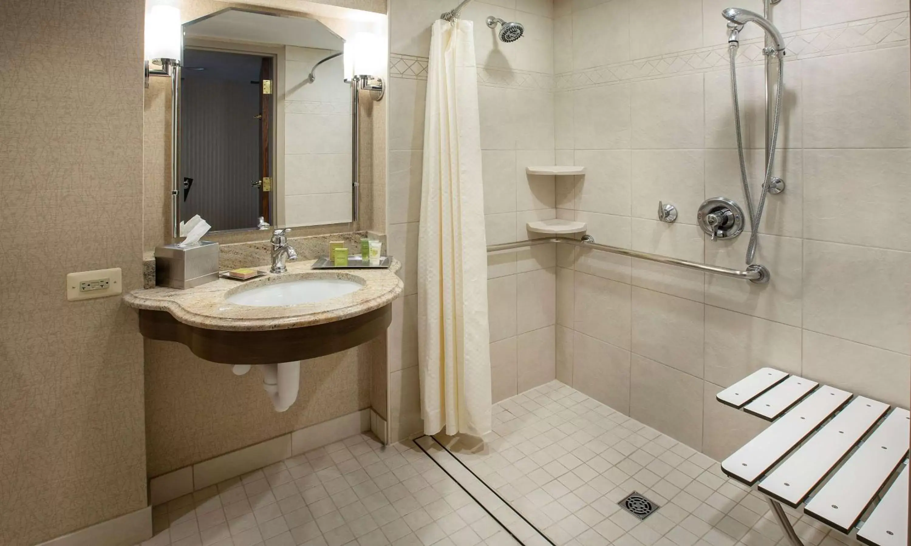 Photo of the whole room, Bathroom in Hilton Chicago/Northbrook