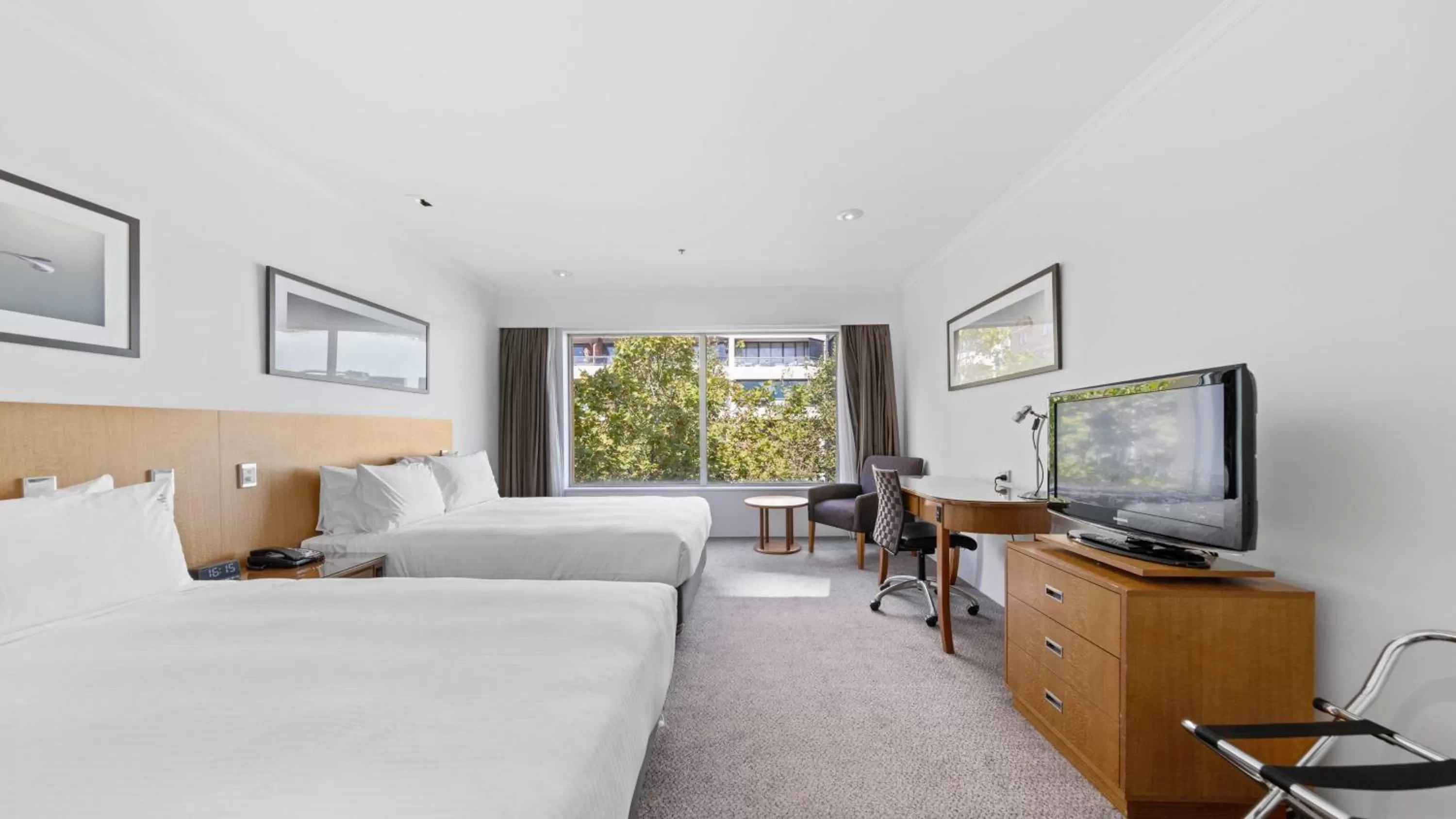 Photo of the whole room, Bed in Holiday Inn Sydney Potts Point