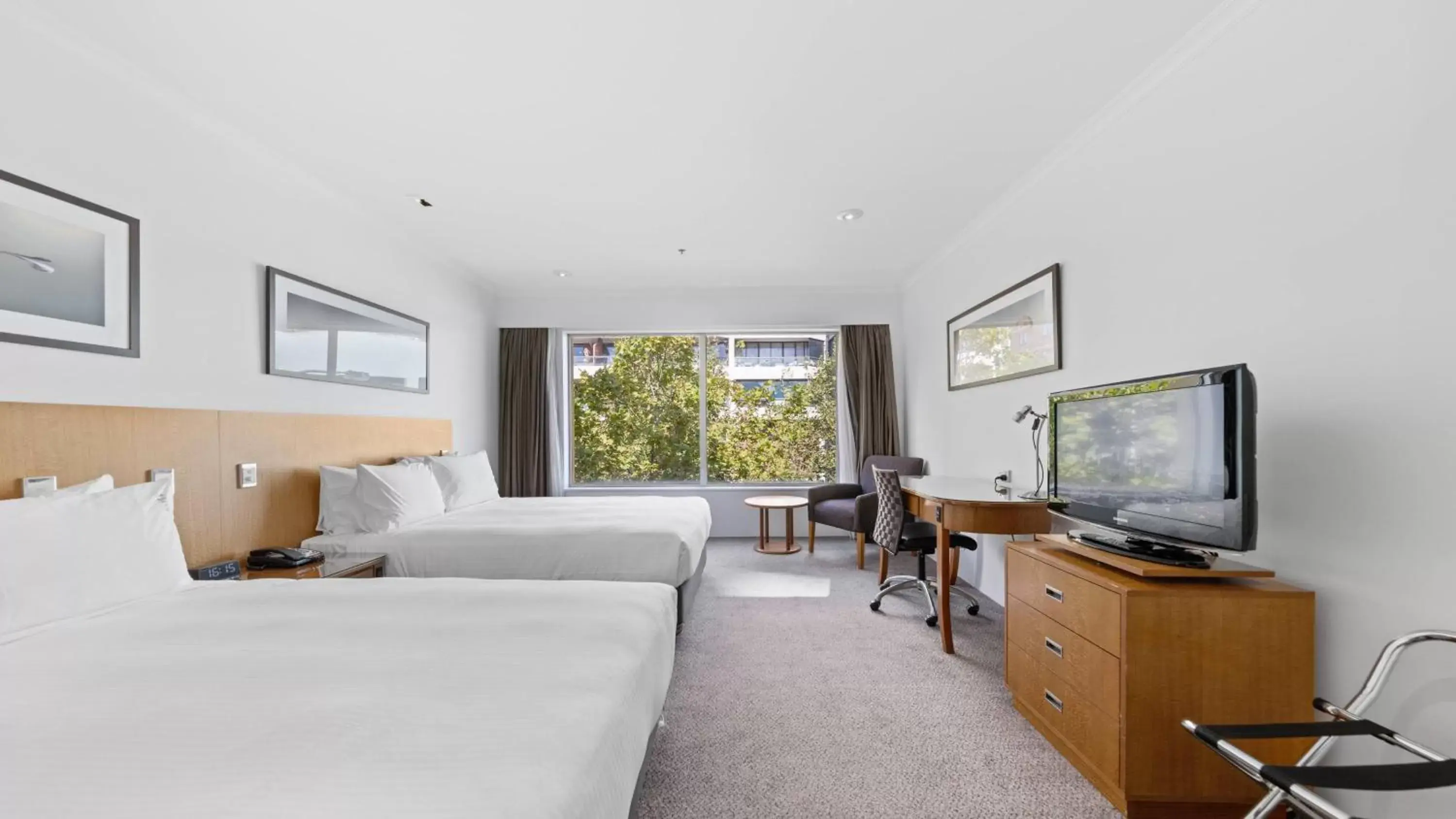 Photo of the whole room, TV/Entertainment Center in Holiday Inn Sydney Potts Point