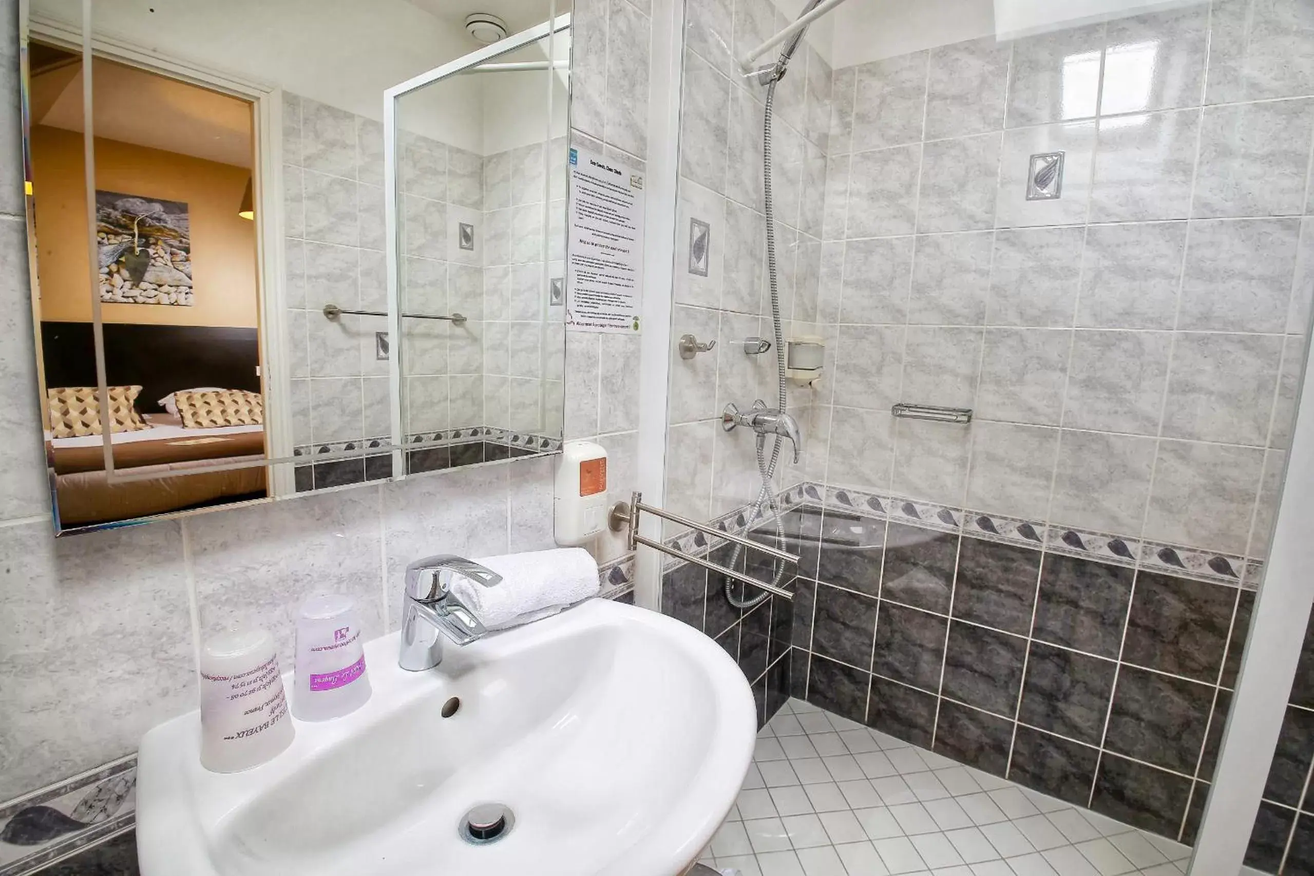 Bathroom in Hôtel Le Bayeux