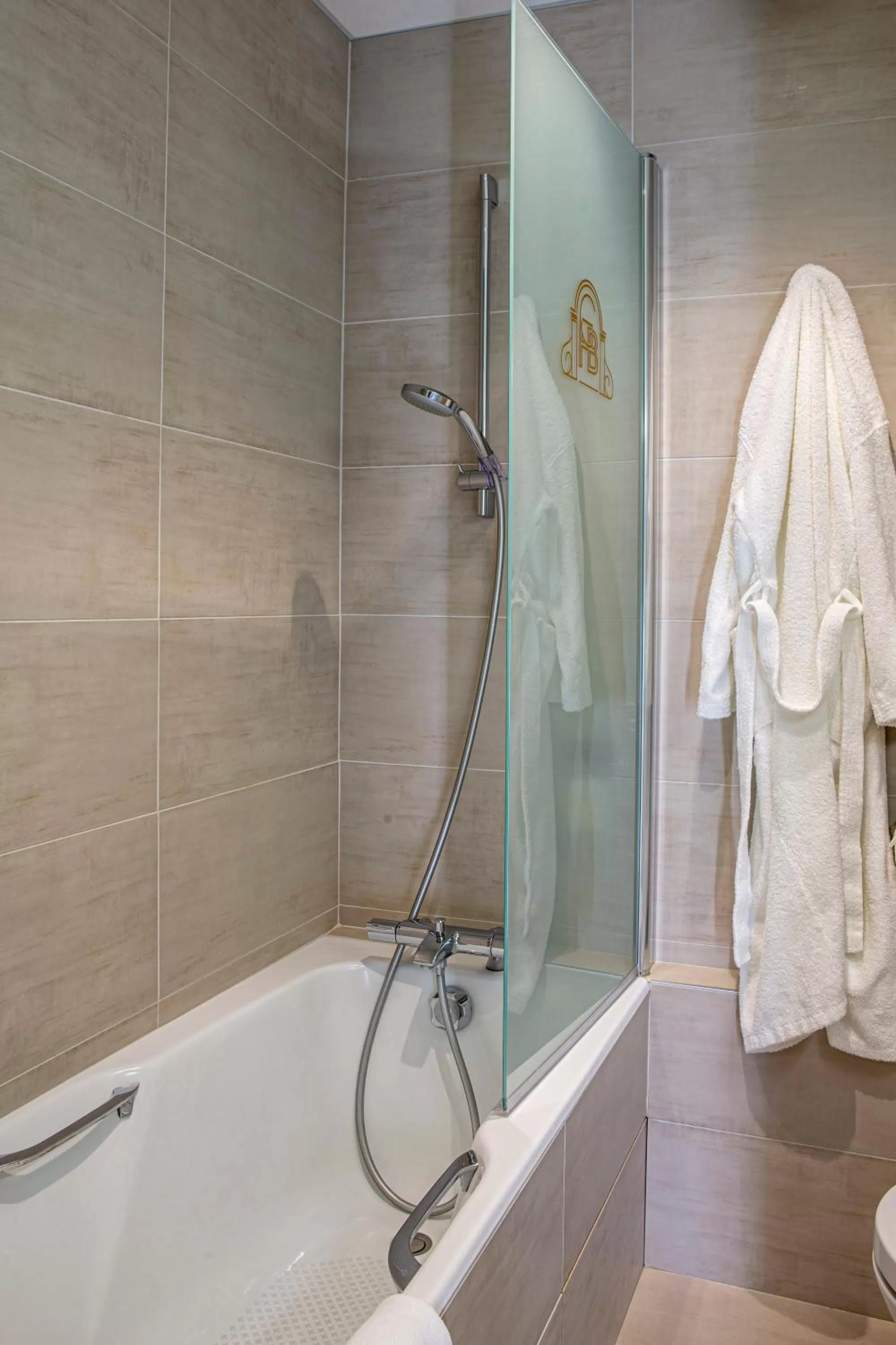 Shower in Best Western Grand Hotel de Bordeaux