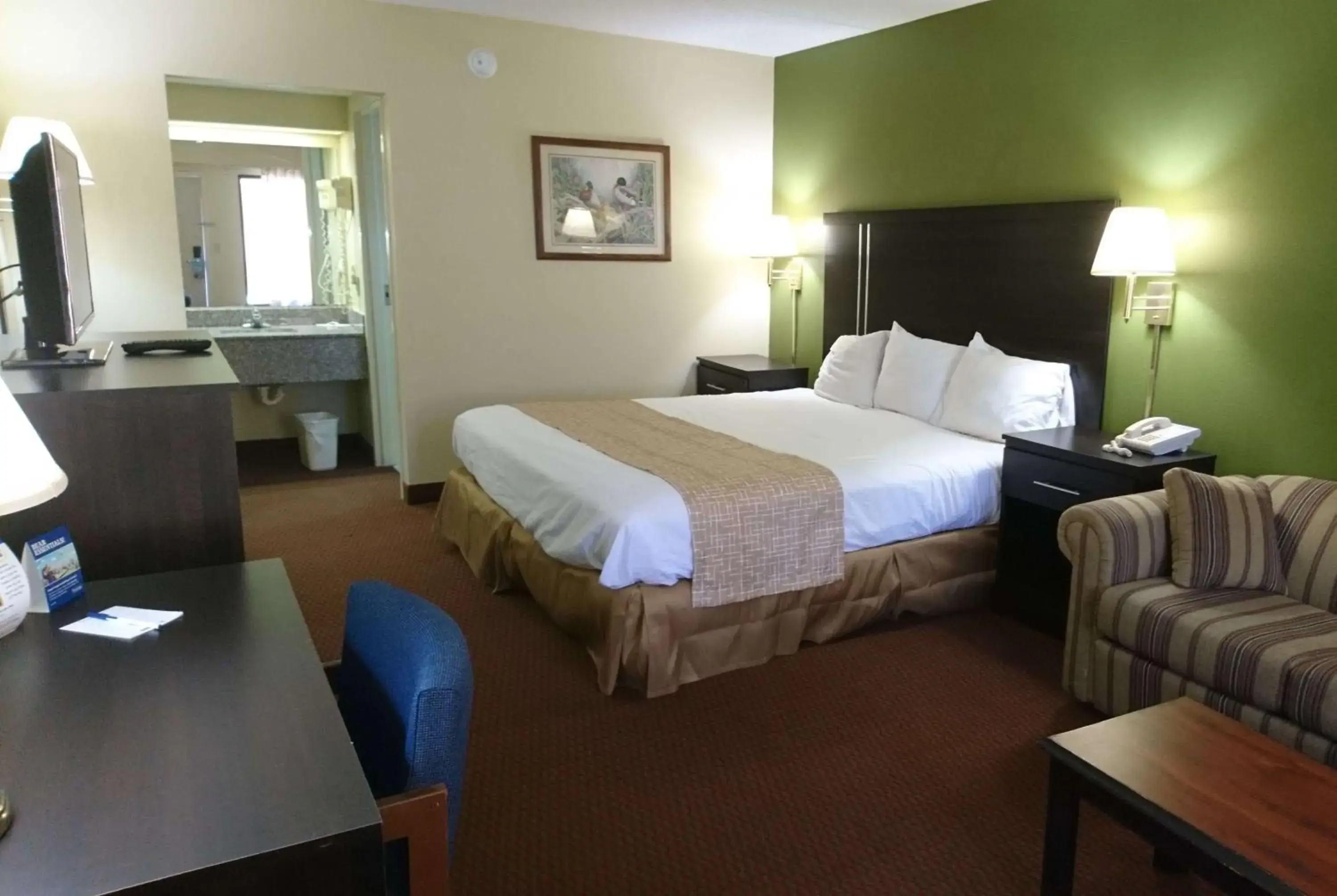 Photo of the whole room, Bed in Travelodge by Wyndham Knoxville East