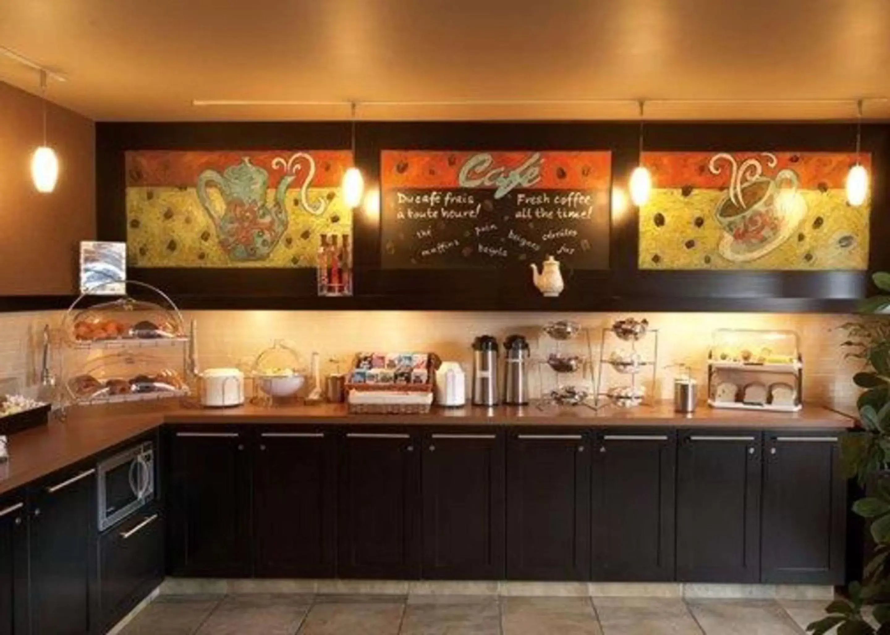 Restaurant/places to eat, Kitchen/Kitchenette in Quality Inn & Suites Aéroport P.E. Montréal-Trudeau Airport