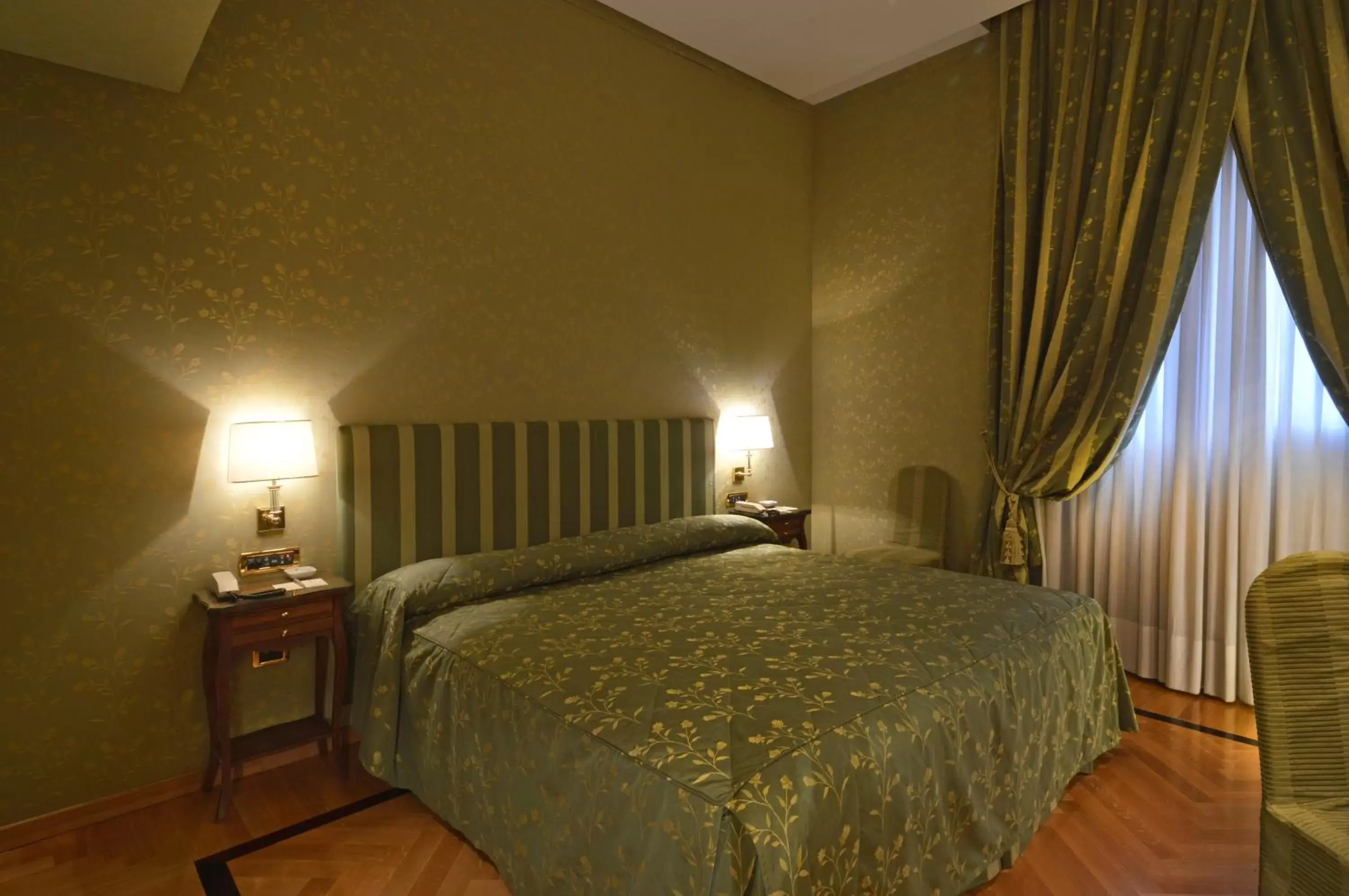Photo of the whole room, Bed in Grand Hotel Vesuvio