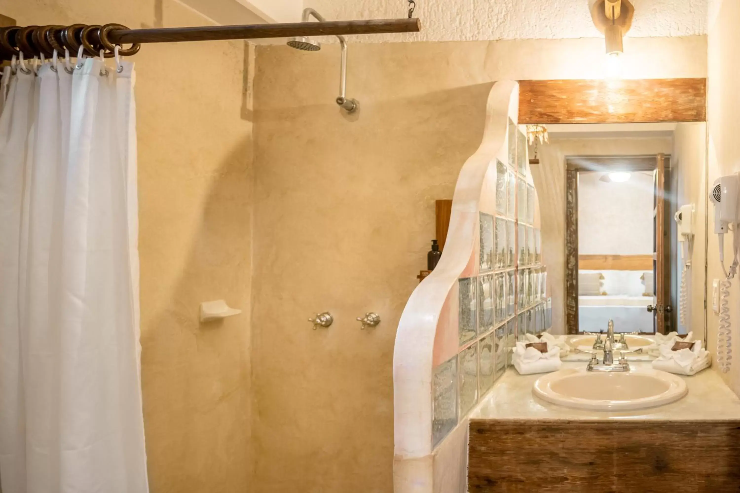 Shower, Bathroom in Hotel Colibri Beach