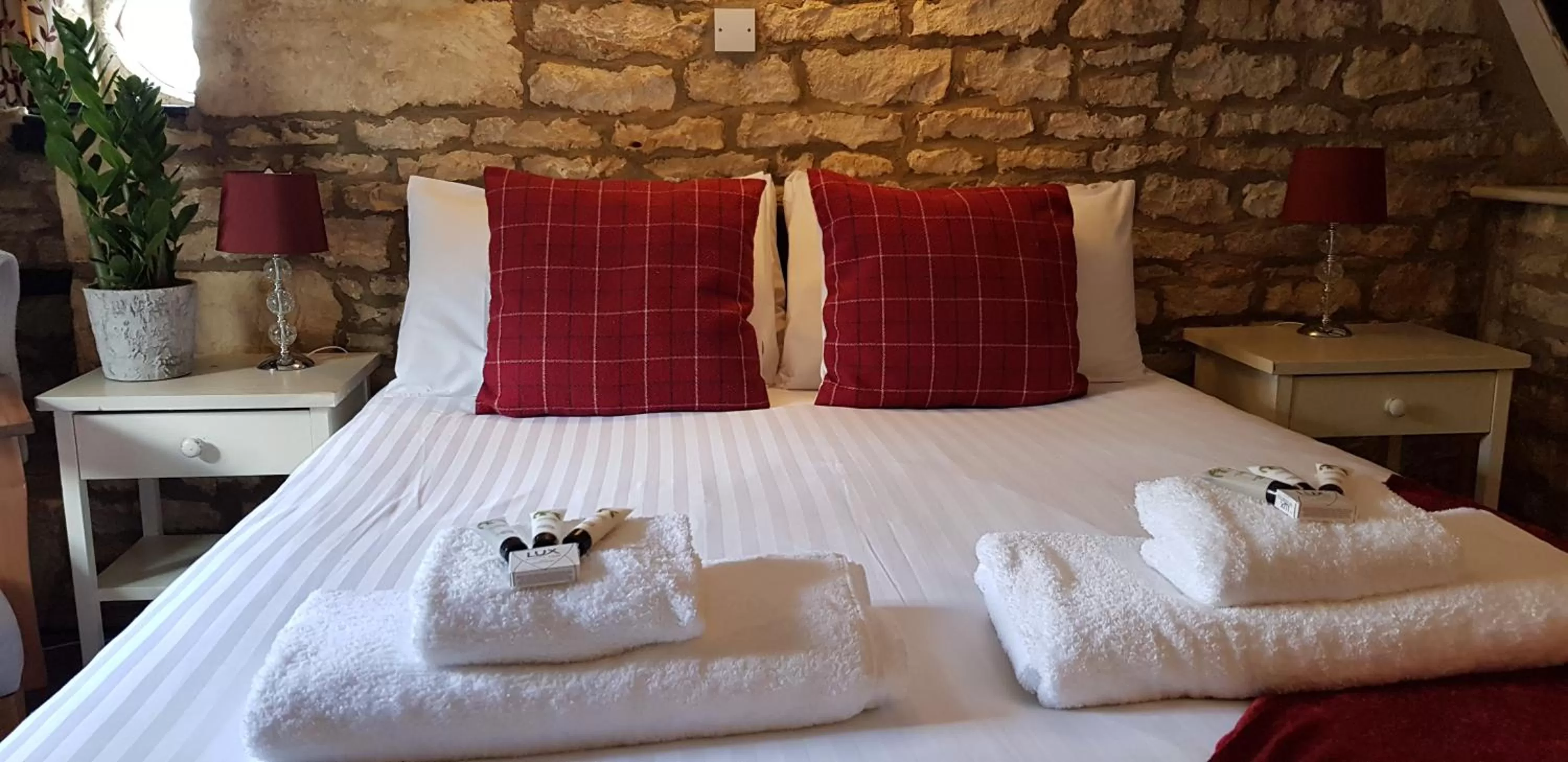 Bedroom, Bed in The Kings Arms Hotel