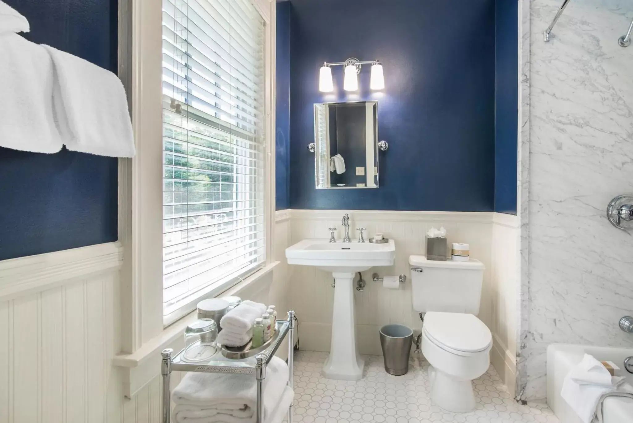 Bedroom, Bathroom in Omni Bretton Arms Inn at Mount Washington Resort