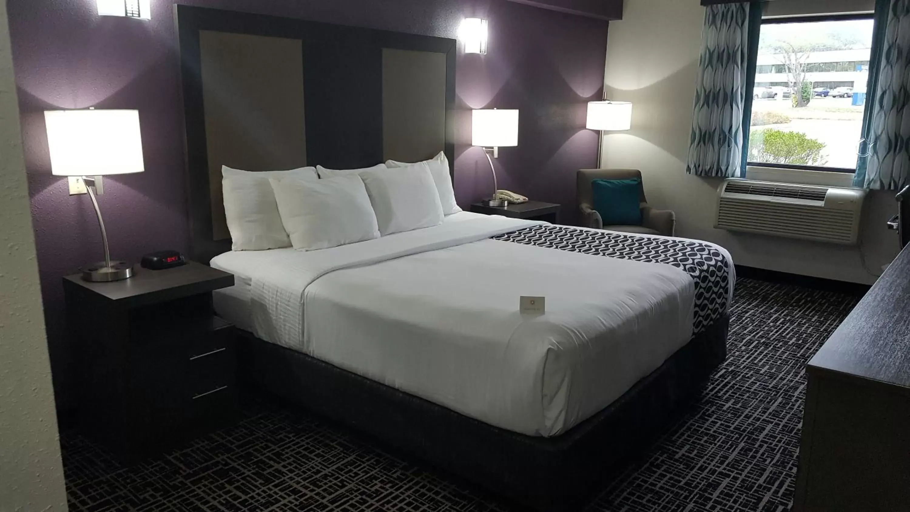 Bed in La Quinta Inn by Wyndham West Long Branch