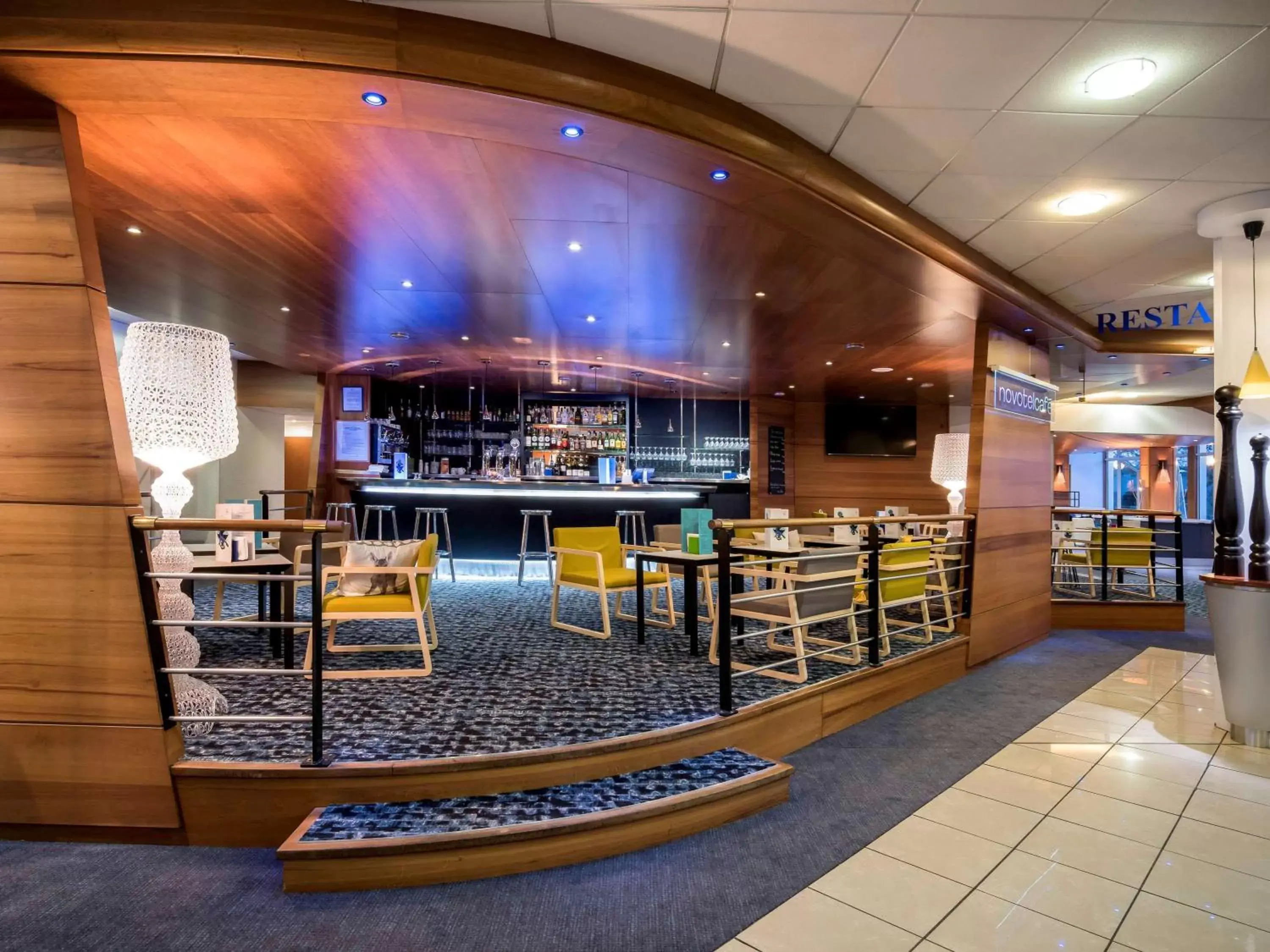 Lounge or bar in Novotel Chartres