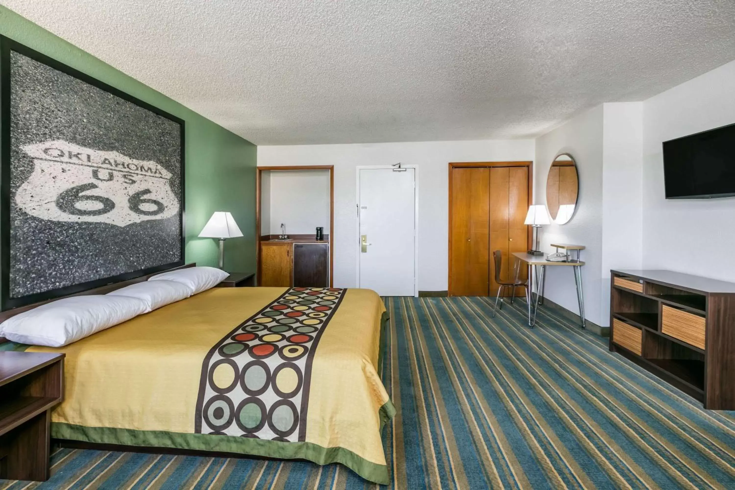 Photo of the whole room, Bed in Super 8 by Wyndham Sapulpa/Tulsa Area