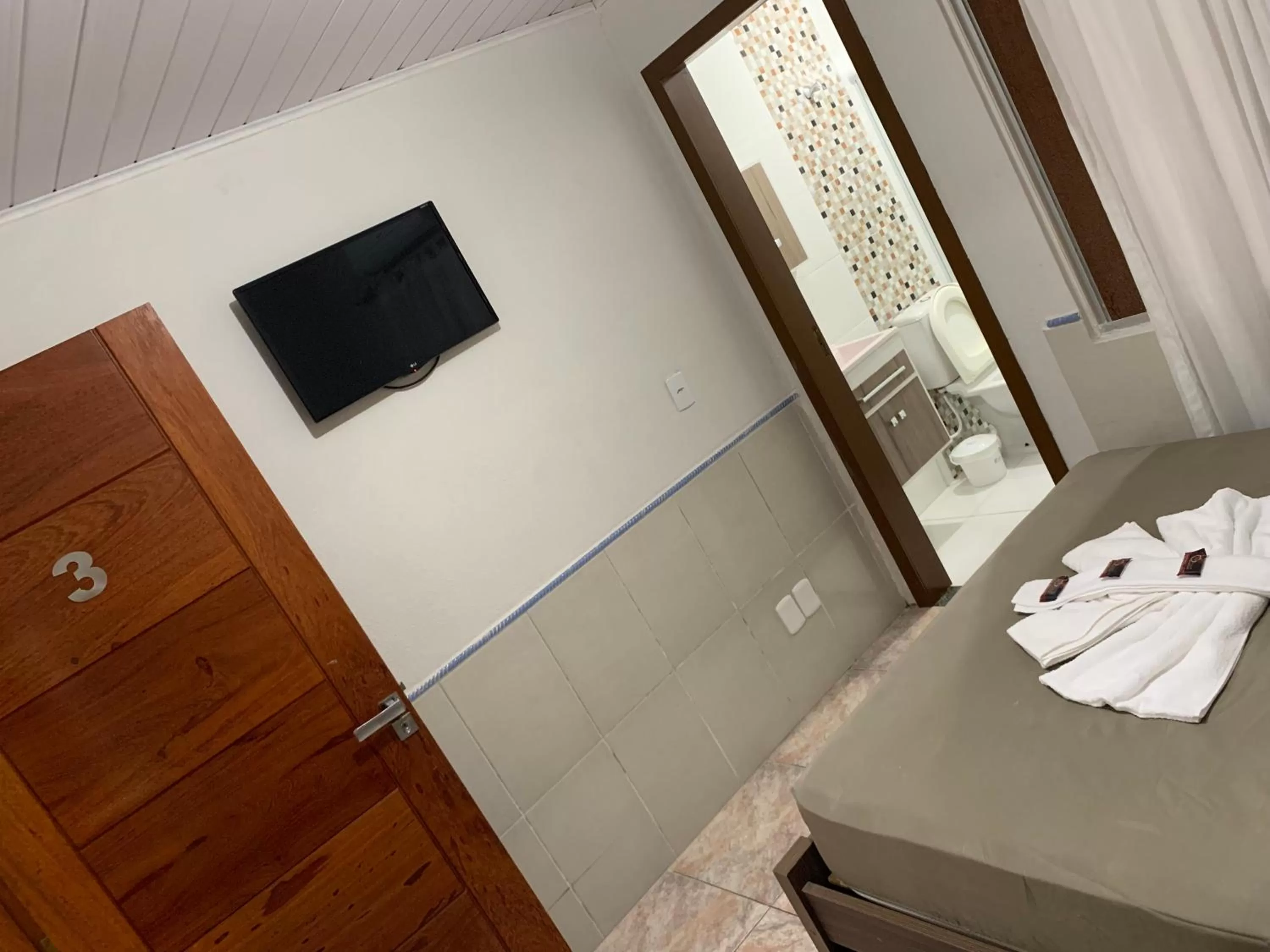 Communal lounge/ TV room, TV/Entertainment Center in Pousada Tio Tonho