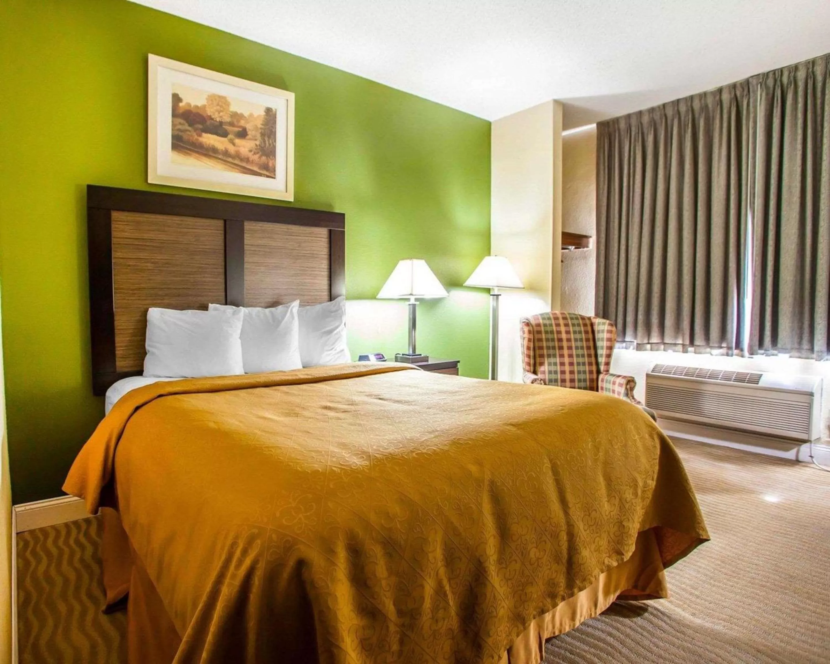 Photo of the whole room, Bed in Quality Inn & Suites Champaign North - Urbana