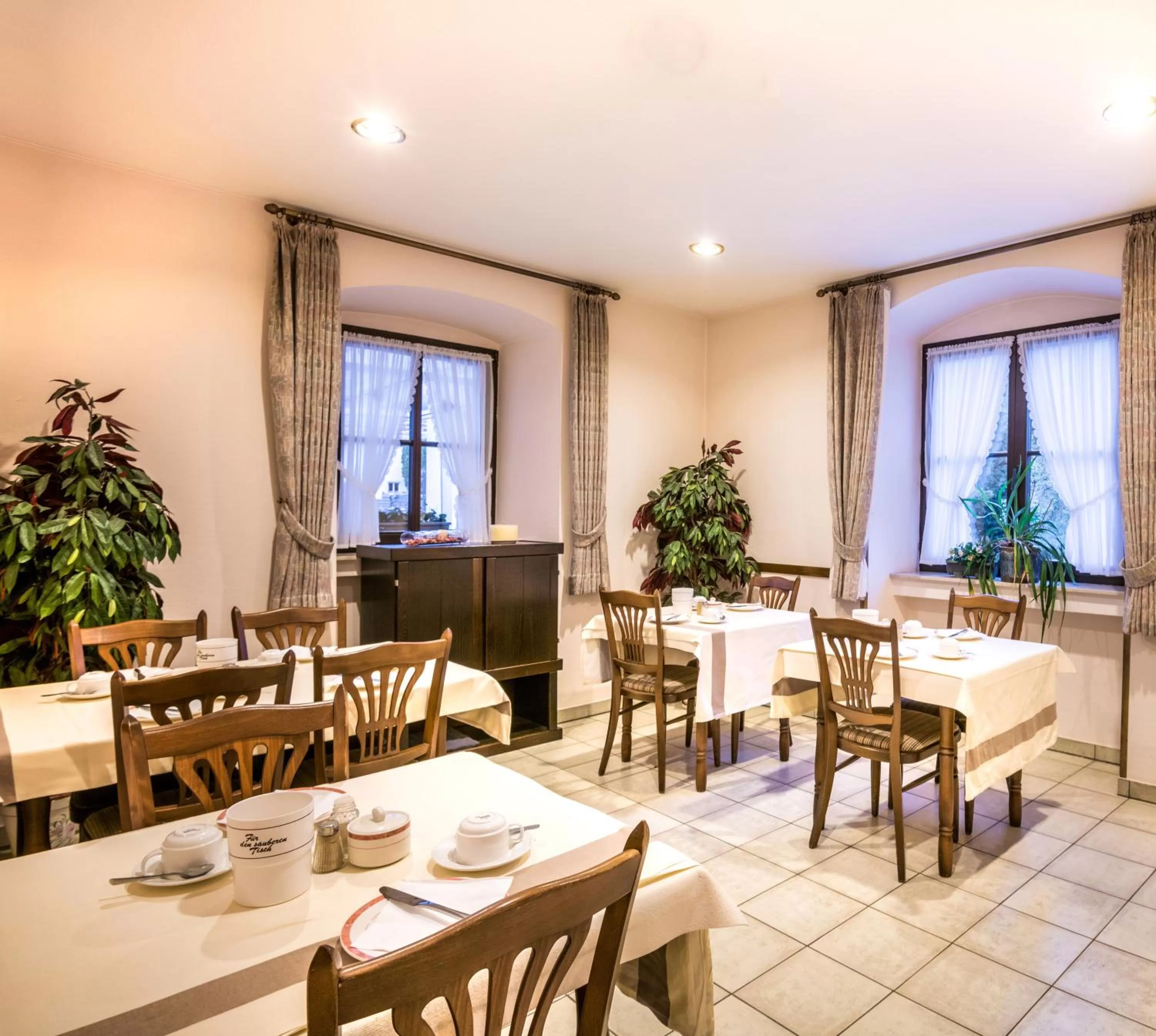 Restaurant/places to eat in Hotel Le Postillon