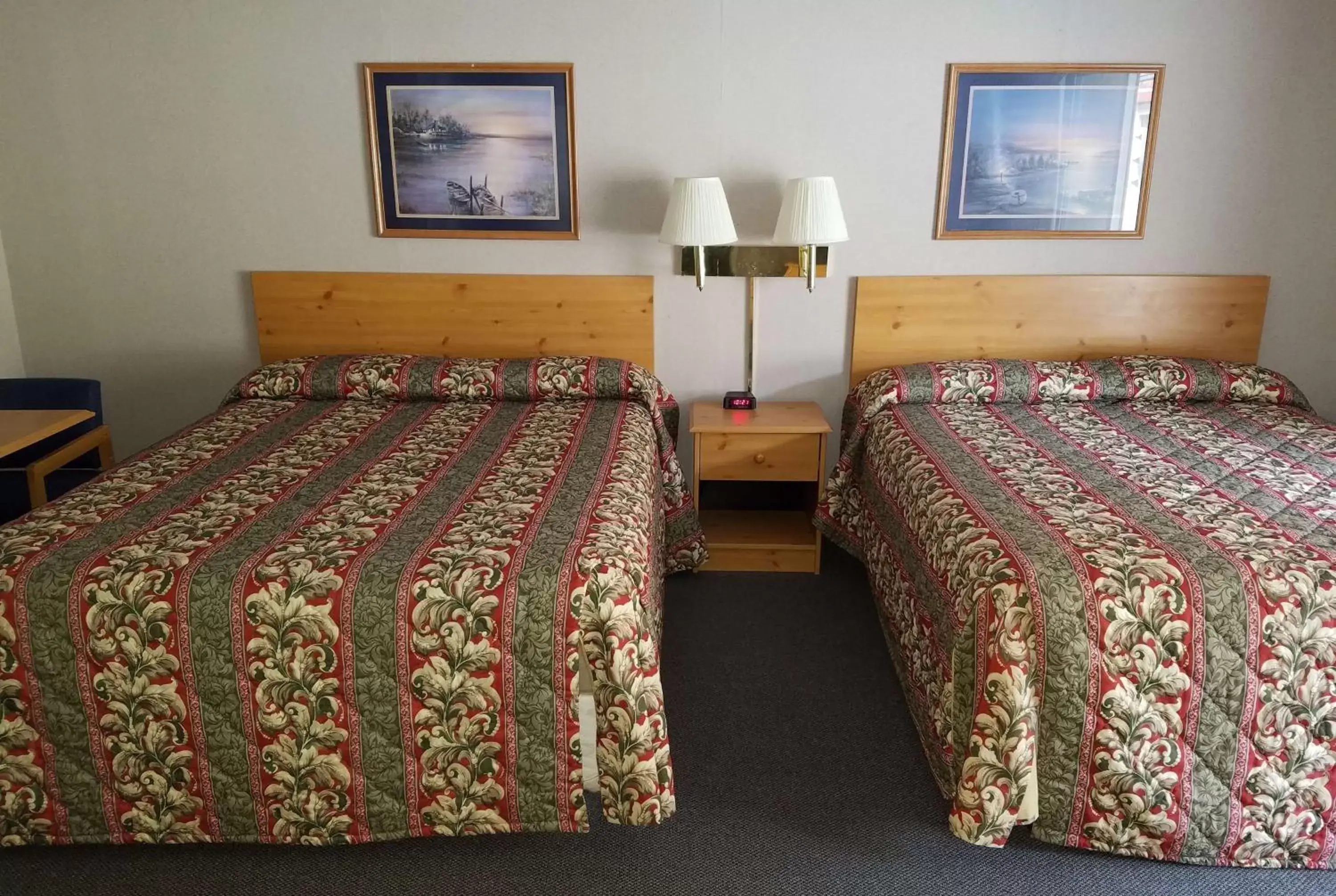 Photo of the whole room, Bed in Knights Inn Franklin