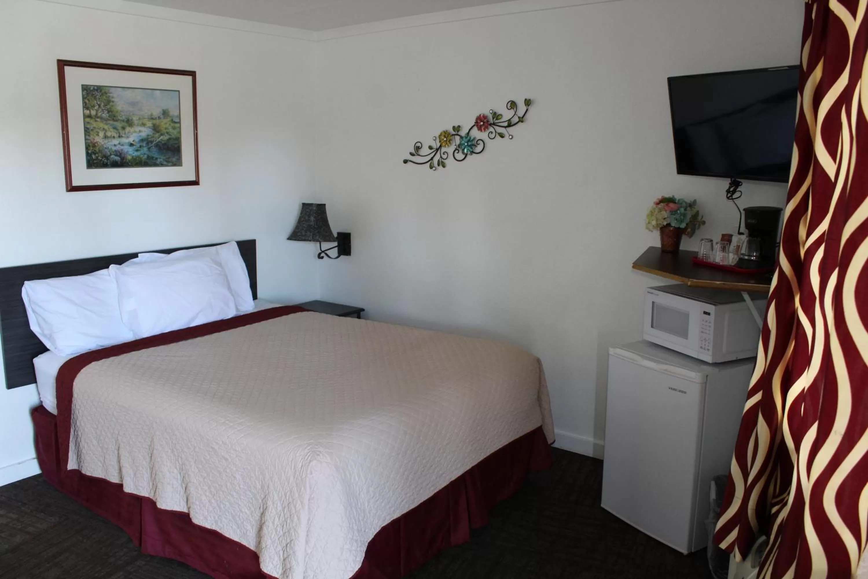 Bed in Chalet Motel - Affordable Stay in Central Bend