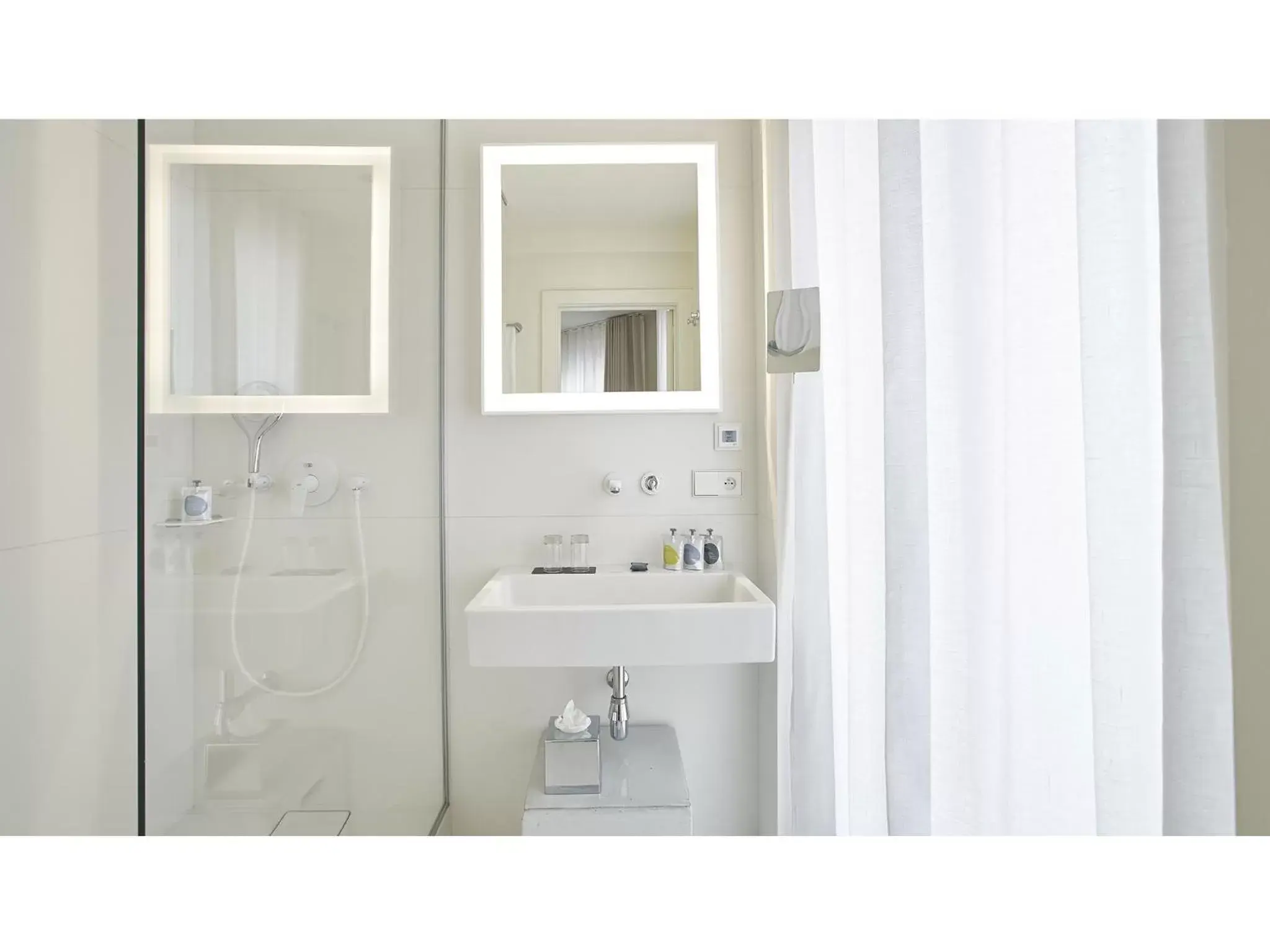 Shower, Bathroom in 9Hotel Sablon