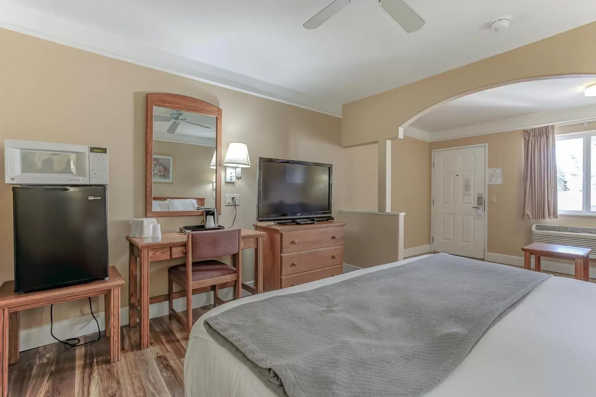 Bed, TV/Entertainment Center in Shasta Pines Motel & Suites